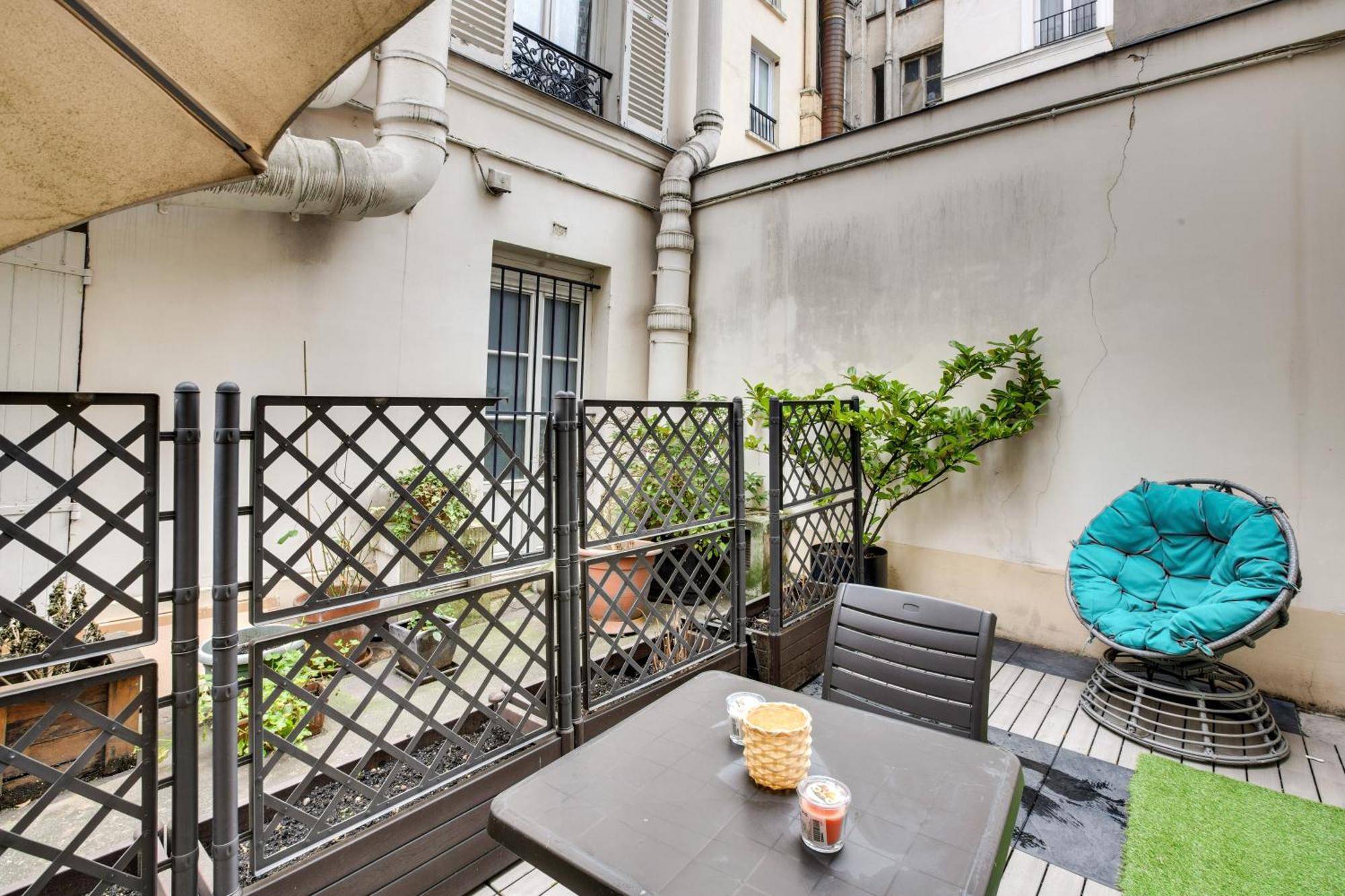Chic With Terrace In Apartment