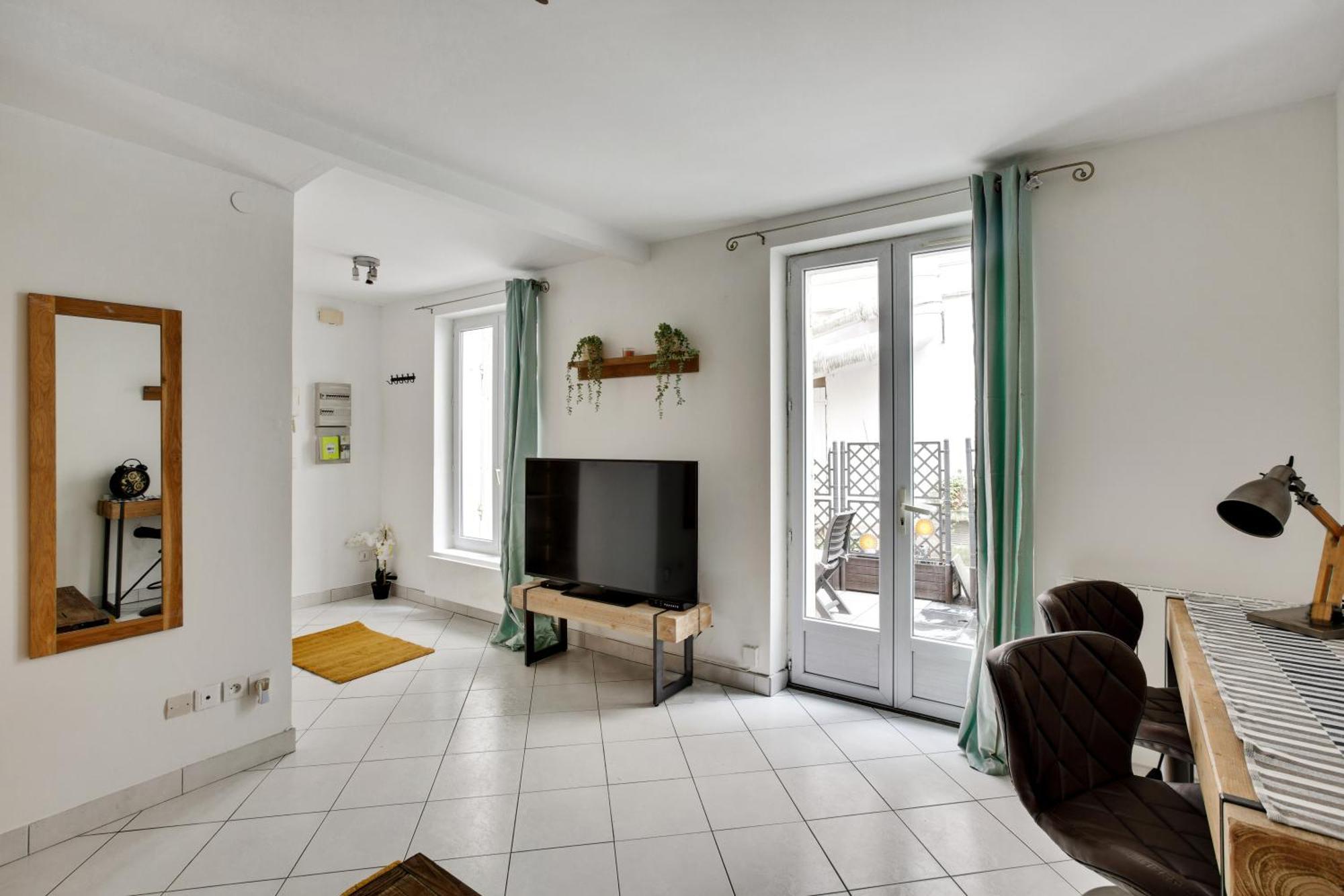 Apartment Chic With Terrace In