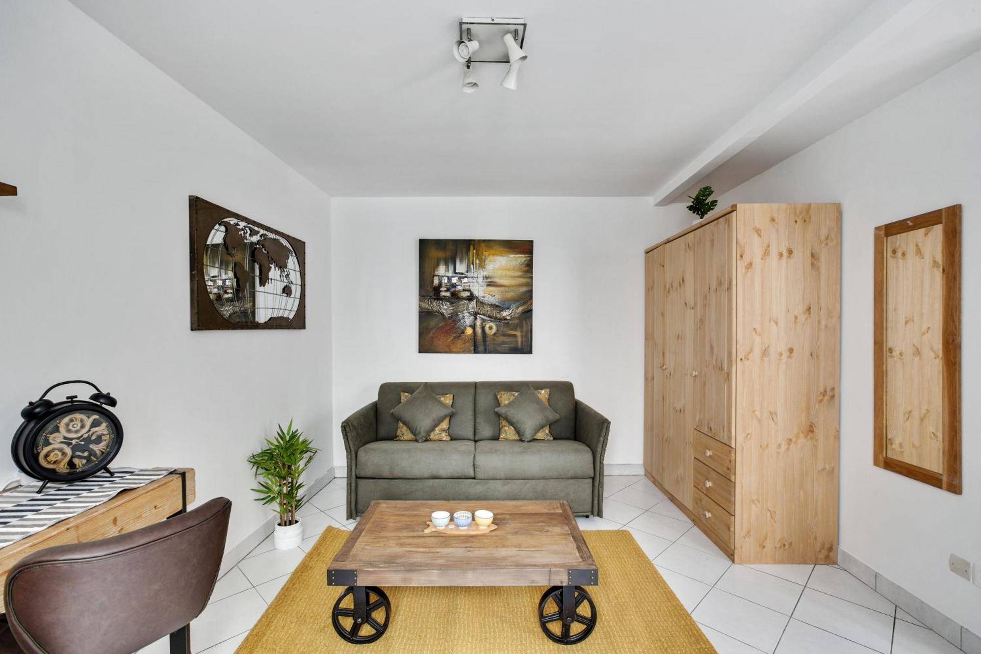 Apartment Chic With Terrace In *