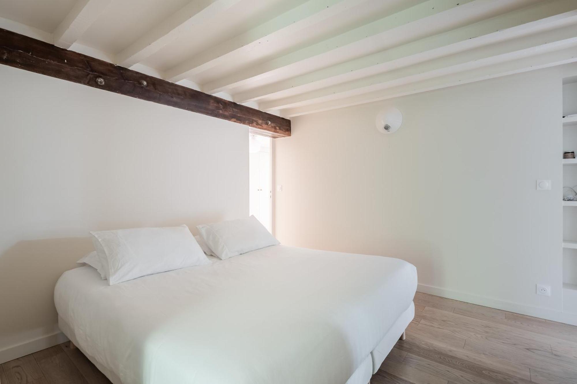 Veeve - Soaring Ceilings, Wondrous Windows