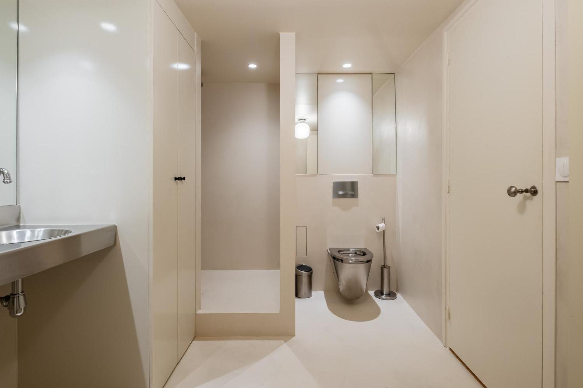 Veeve - Soaring Ceilings, Wondrous Windows Apartment