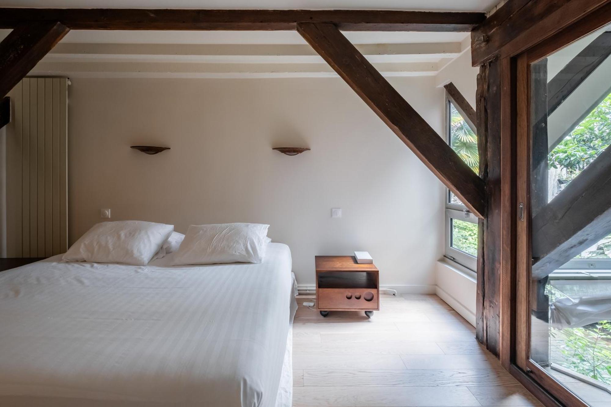 Apartment Veeve - Soaring Ceilings, Wondrous Windows *