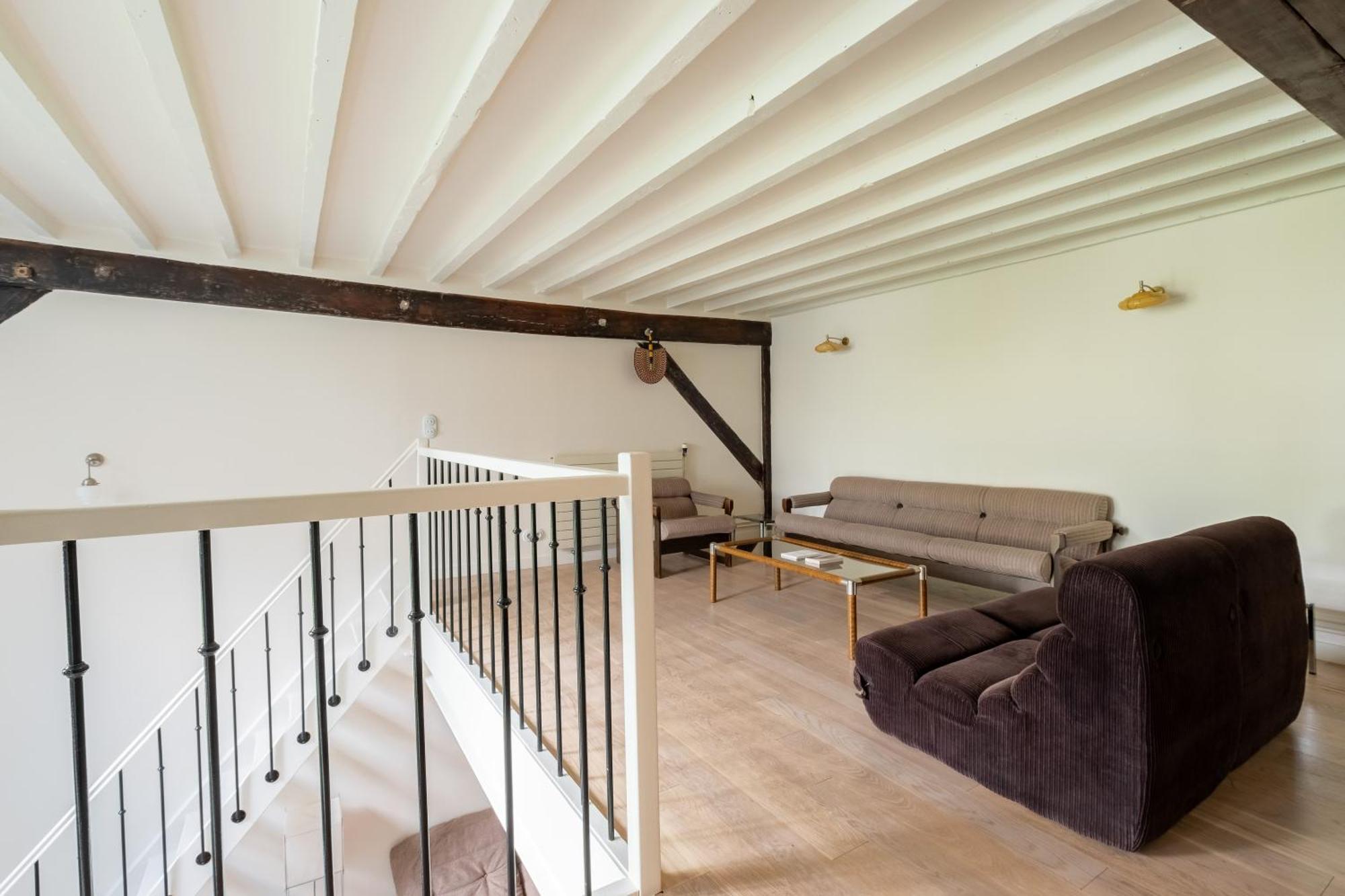 Apartment Veeve - Soaring Ceilings, Wondrous Windows *