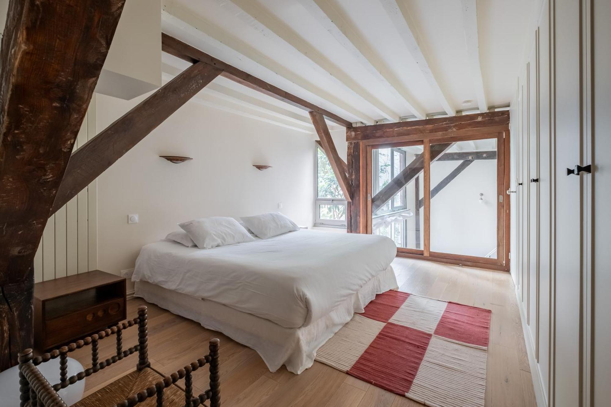 Apartment Veeve - Soaring Ceilings, Wondrous Windows *