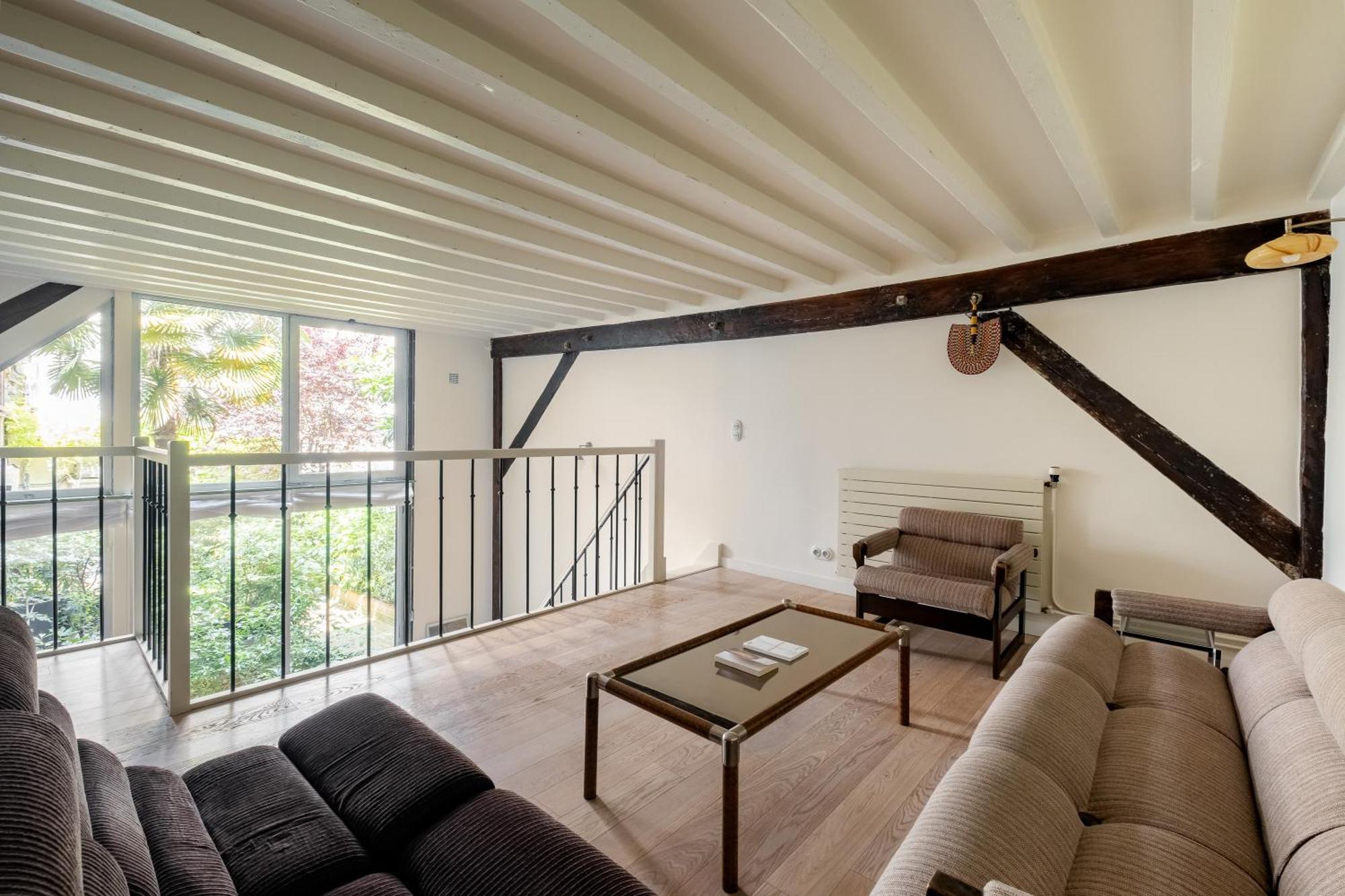 Veeve - Soaring Ceilings, Wondrous Windows Paris
