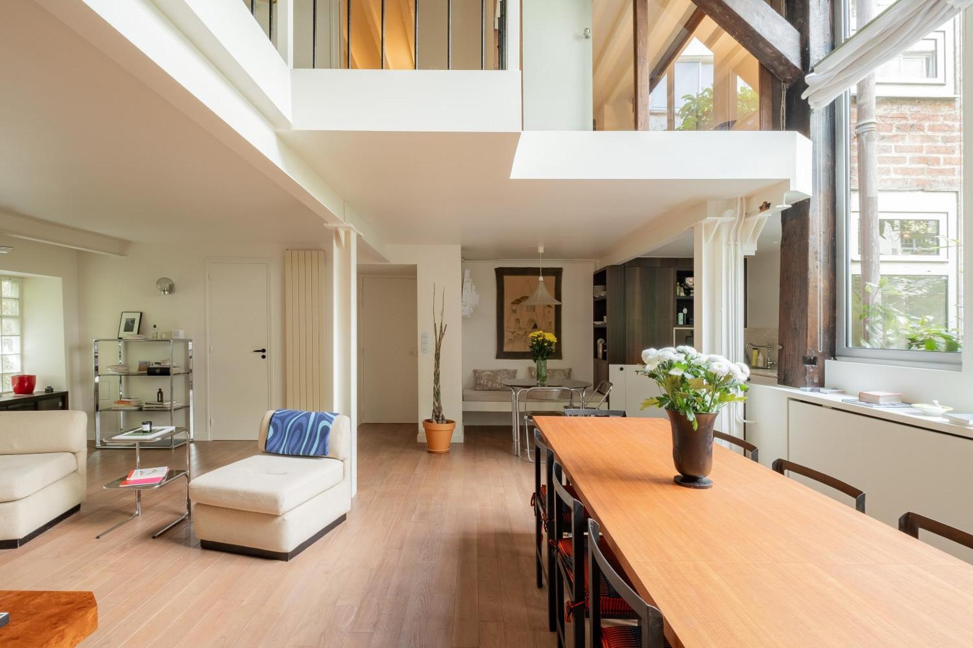 Veeve - Soaring Ceilings, Wondrous Windows Apartment