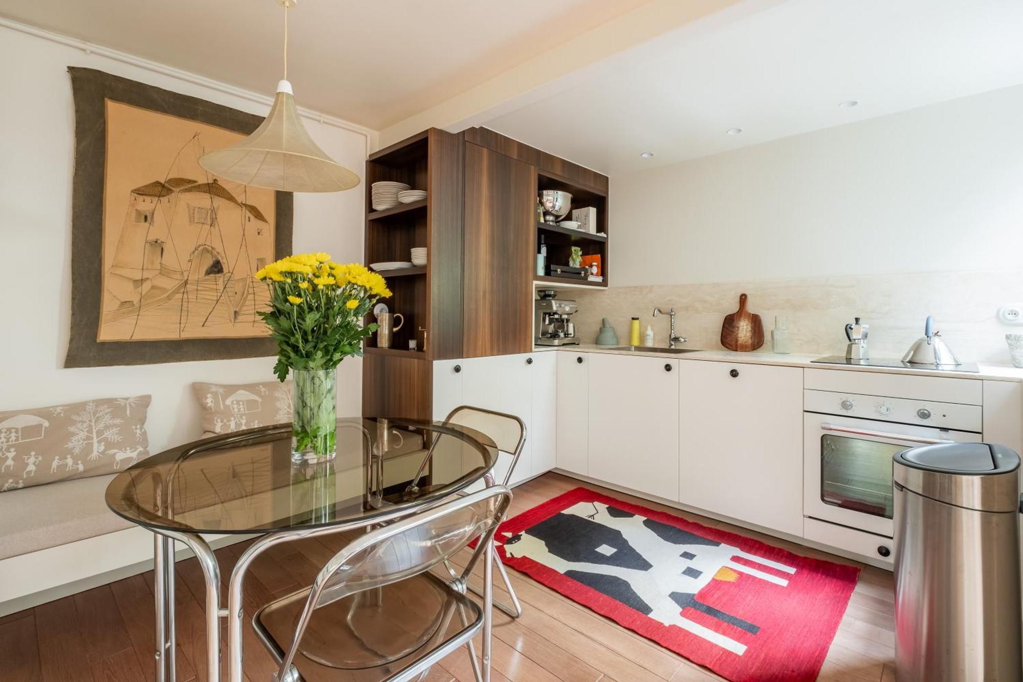 Veeve - Soaring Ceilings, Wondrous Windows Apartment