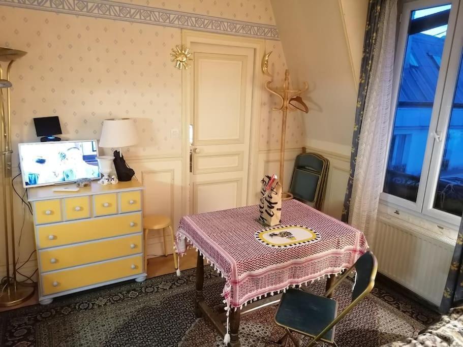 2 Pieces Apercu Vue Sacre Coeur-rue Des Martyrs Appartement