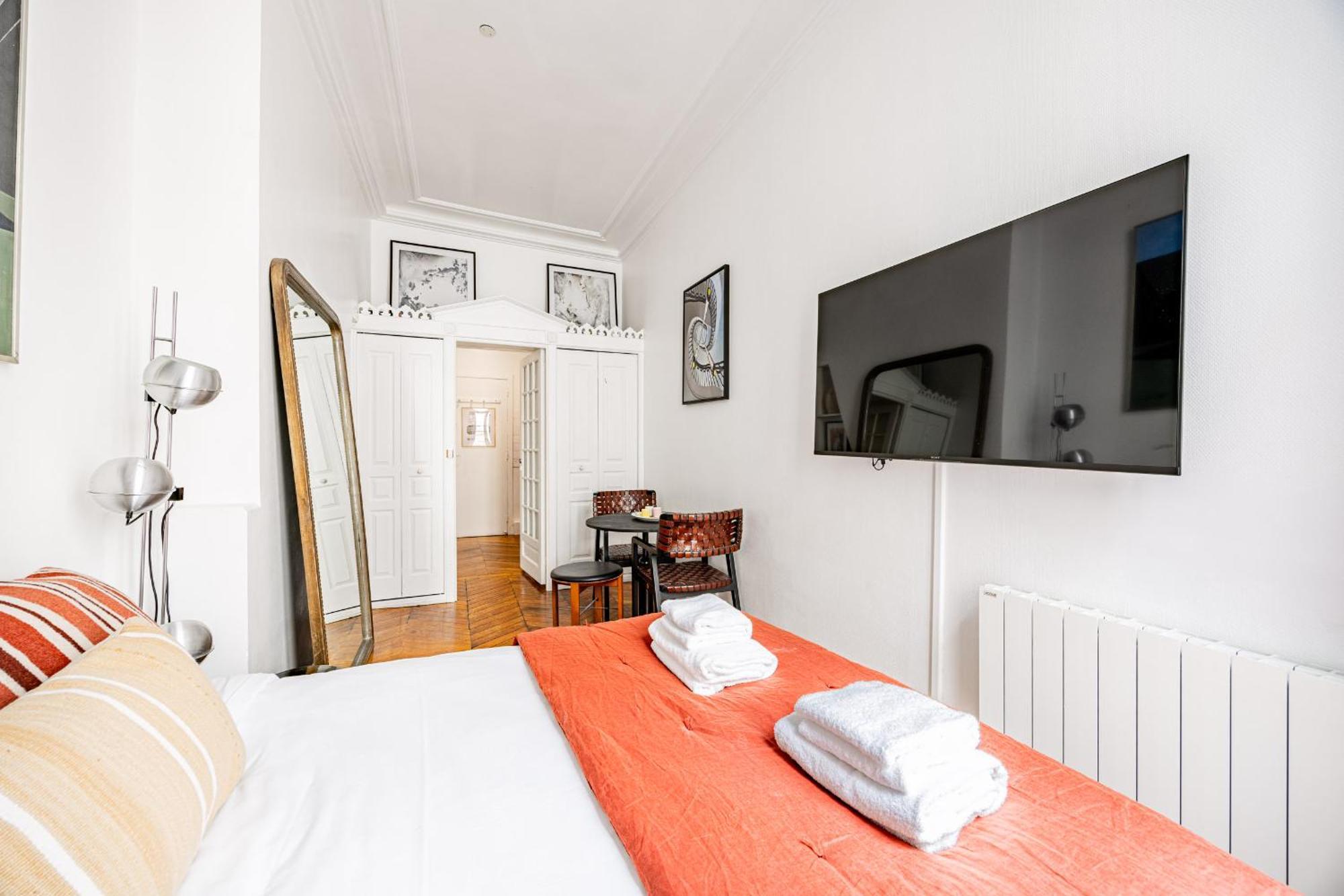Apartment Luminous Oasis Steps From The Louvre *