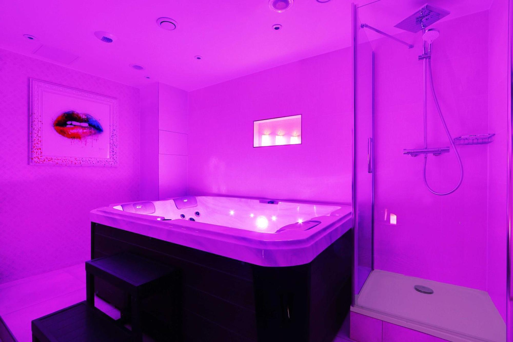 Apartment Intimate With Air Conditioner & Jacuzzi 2br 6p Montmartre