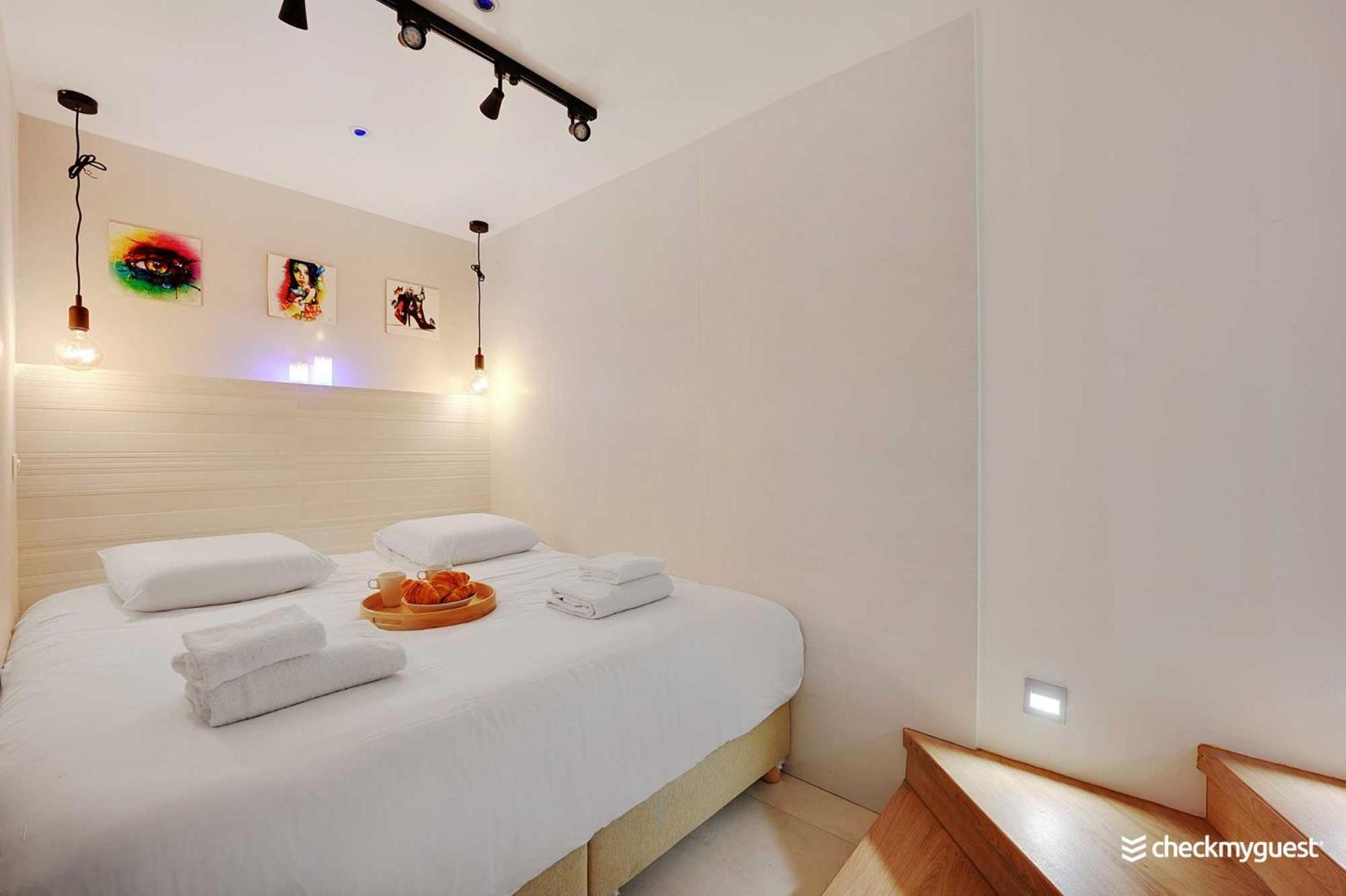 Apartment Intimate With Air Conditioner & Jacuzzi 2br 6p Montmartre *