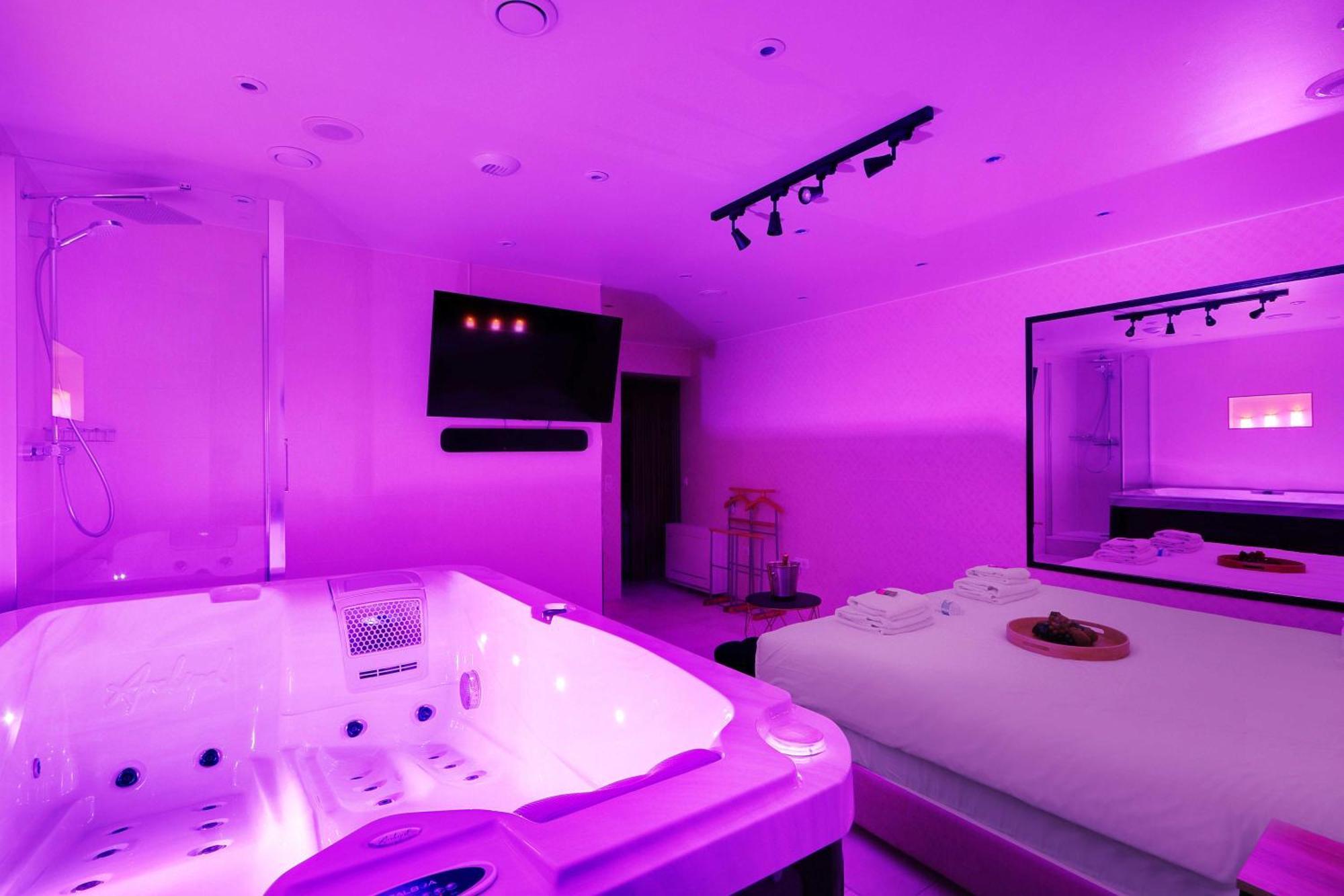 Intimate With Air Conditioner & Jacuzzi 2br 6p Montmartre Apartment Paris