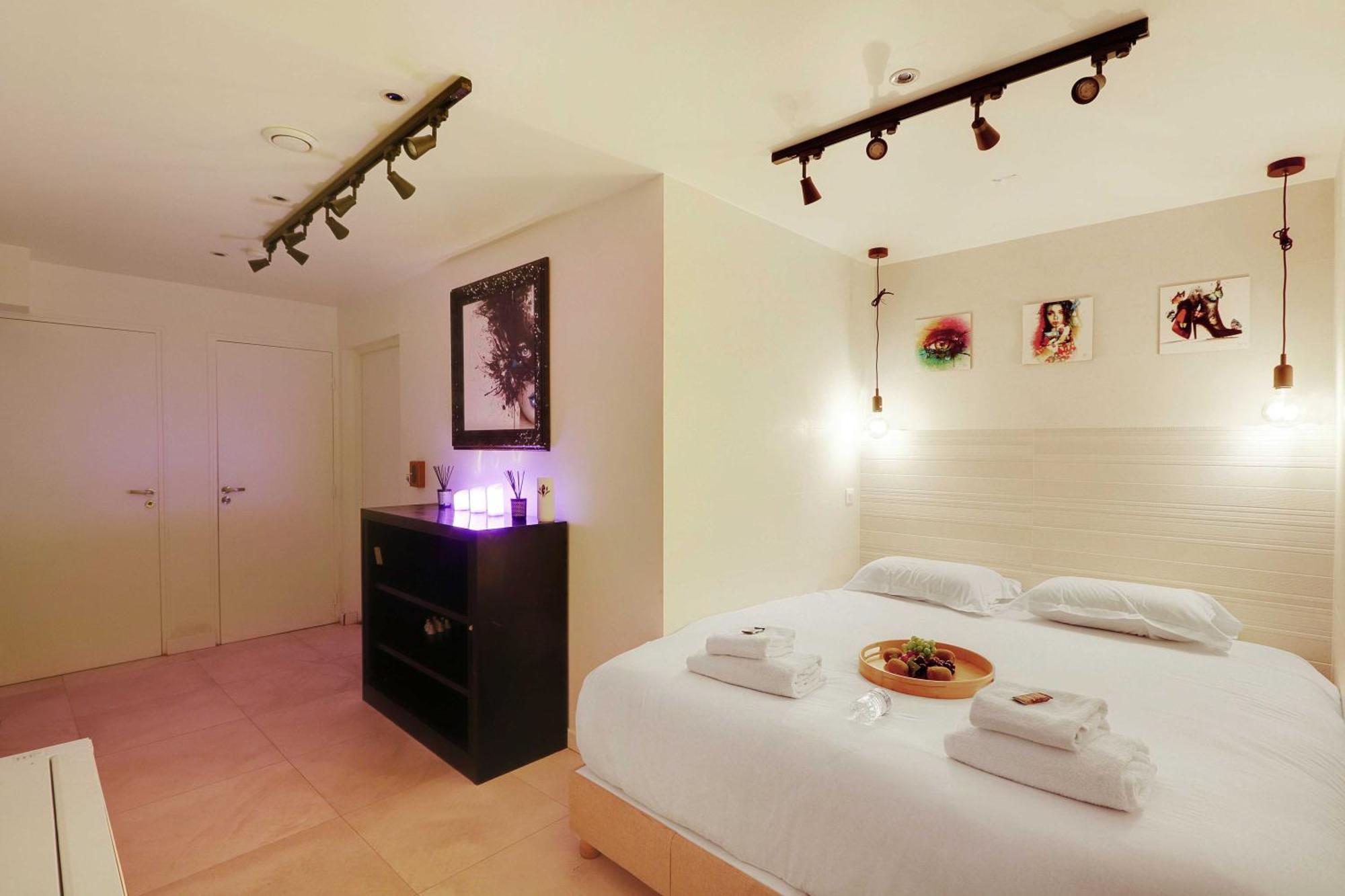 Intimate With Air Conditioner & Jacuzzi 2br 6p Montmartre Apartment Paris