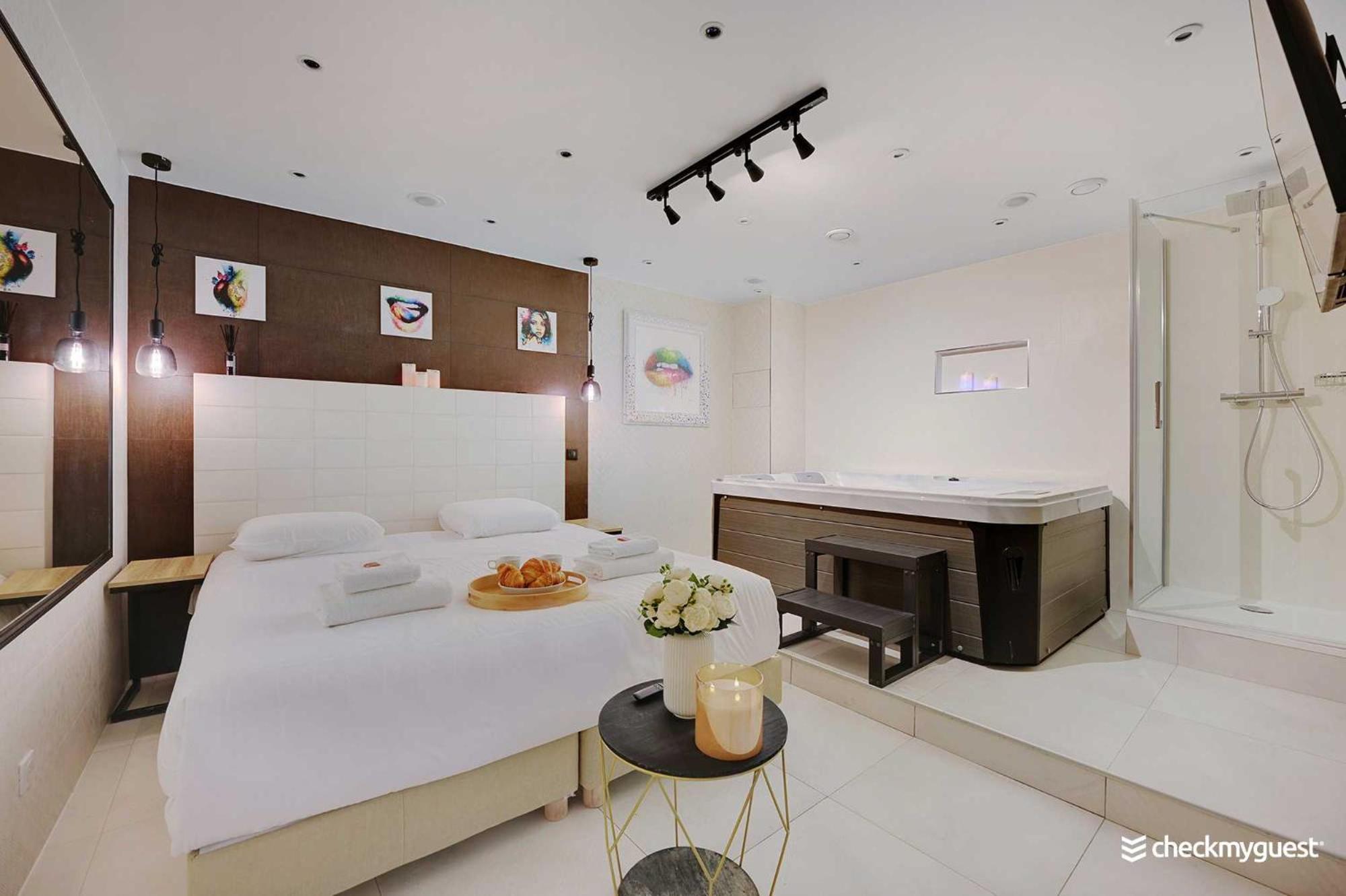Apartment Intimate With Air Conditioner & Jacuzzi 2br 6p Montmartre Paris