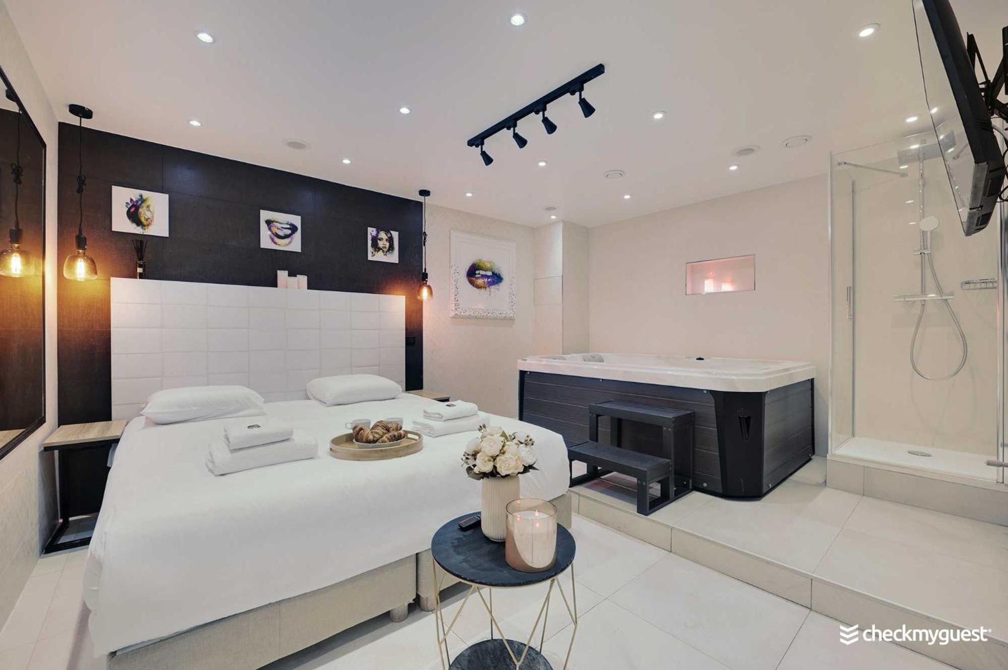 Intimate With Air Conditioner & Jacuzzi 2br 6p Montmartre Paris