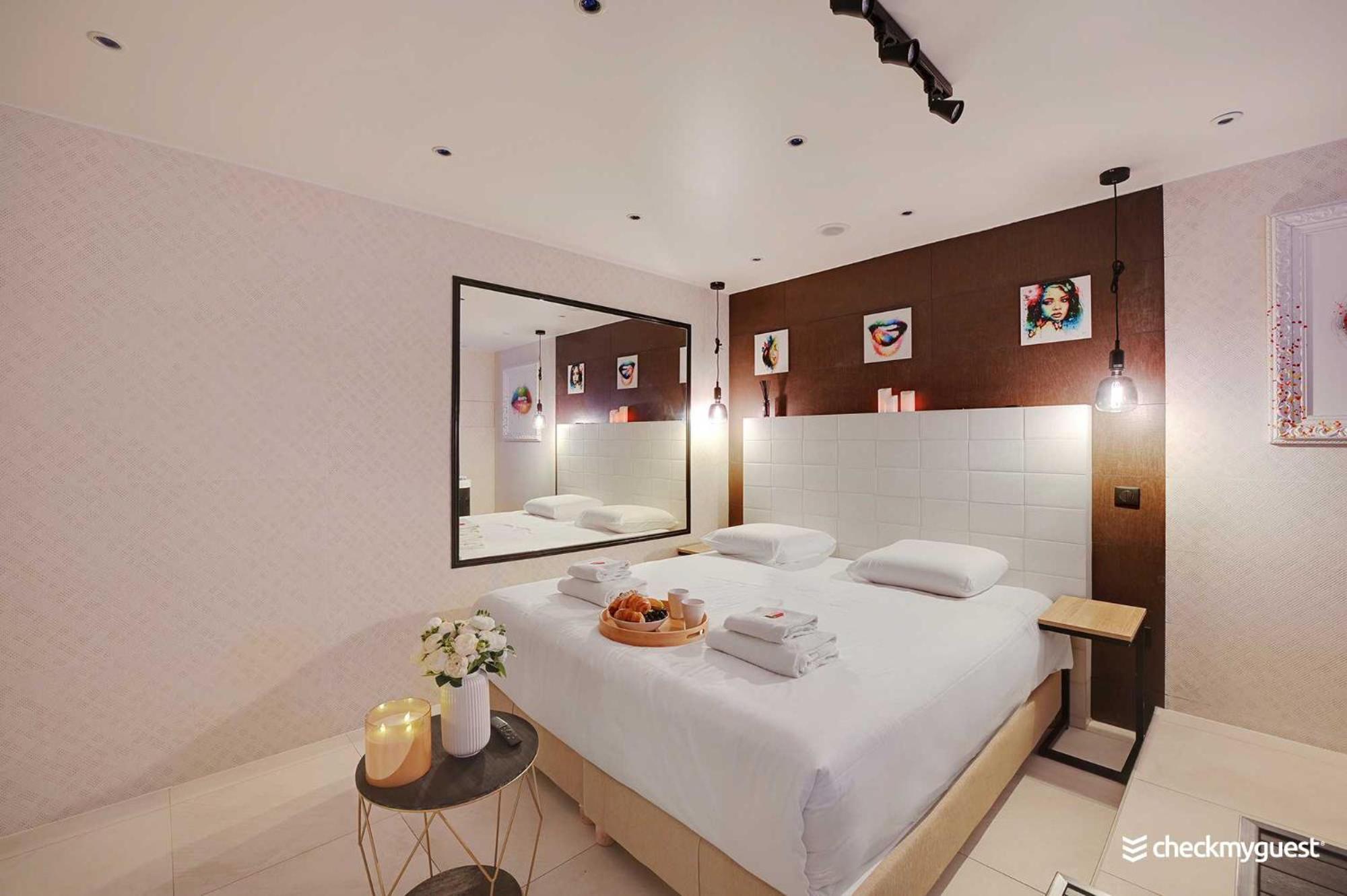 Apartment Intimate With Air Conditioner & Jacuzzi 2br 6p Montmartre