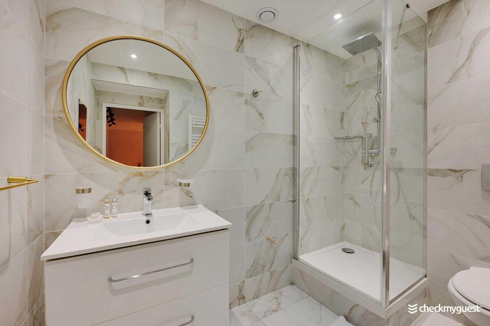 Intimate With Air Conditioner & Jacuzzi 2br 6p Montmartre Apartment *