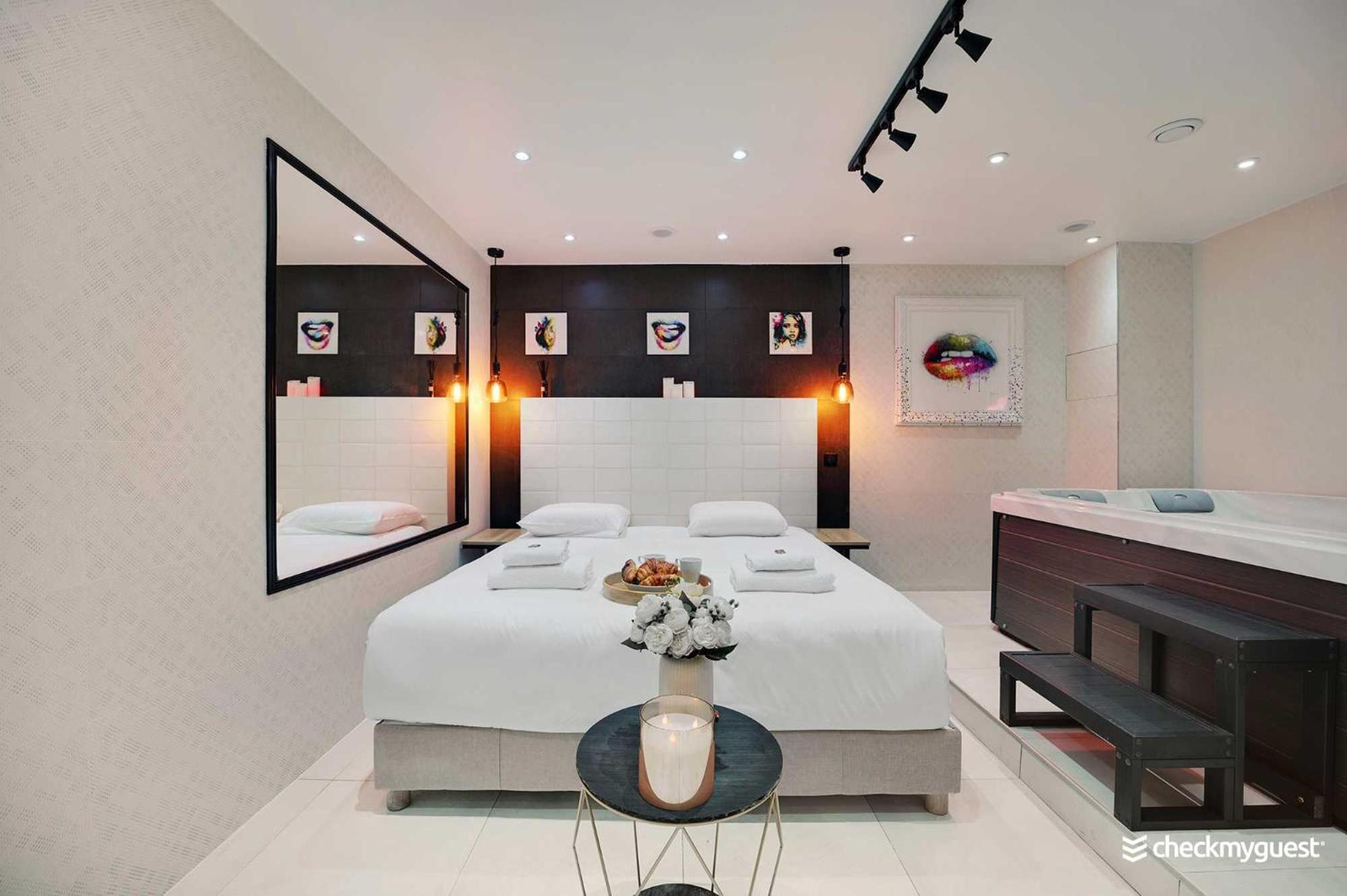 Intimate With Air Conditioner & Jacuzzi 2br 6p Montmartre Apartment
