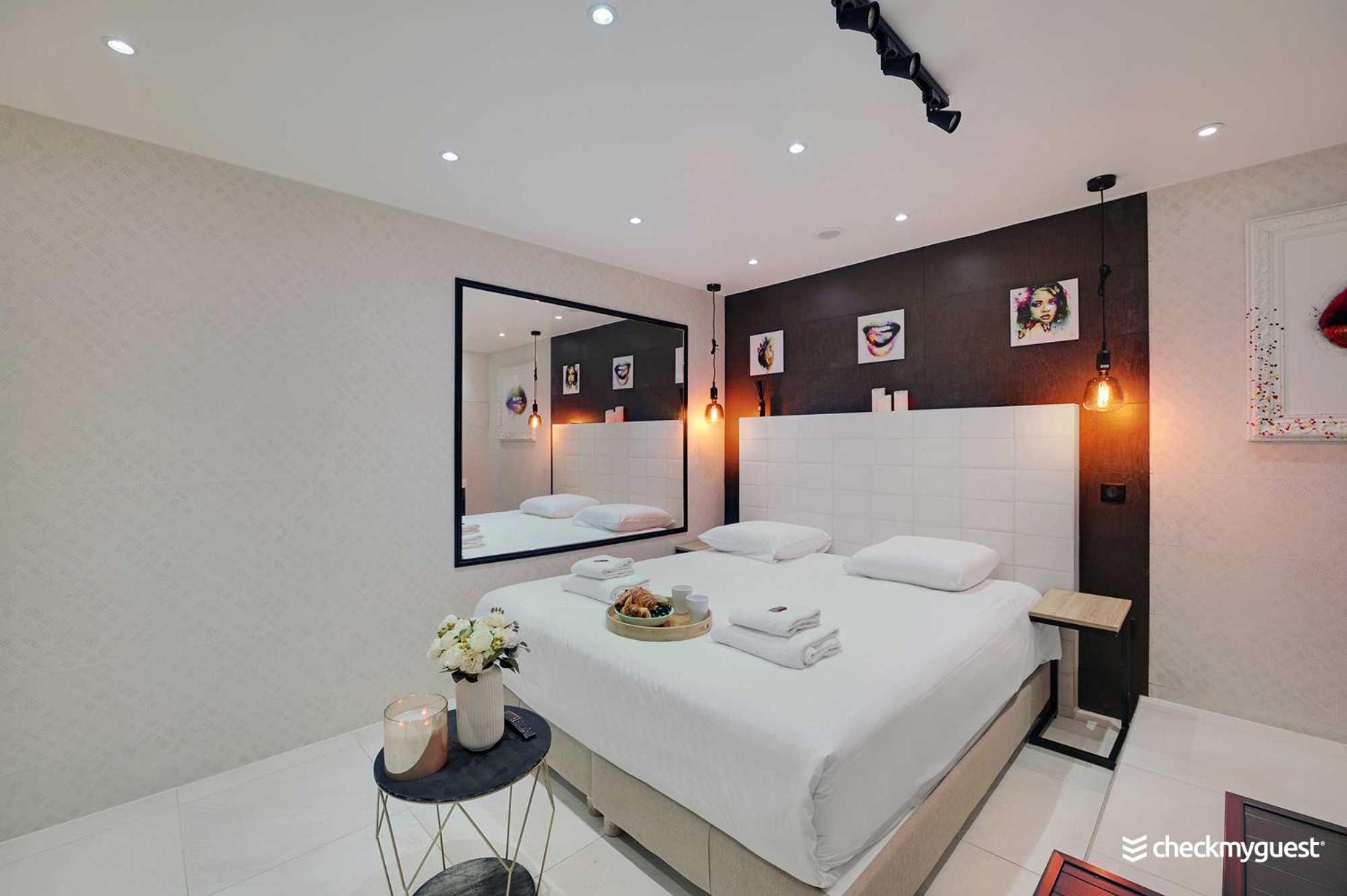 Apartment Intimate With Air Conditioner & Jacuzzi 2br 6p Montmartre