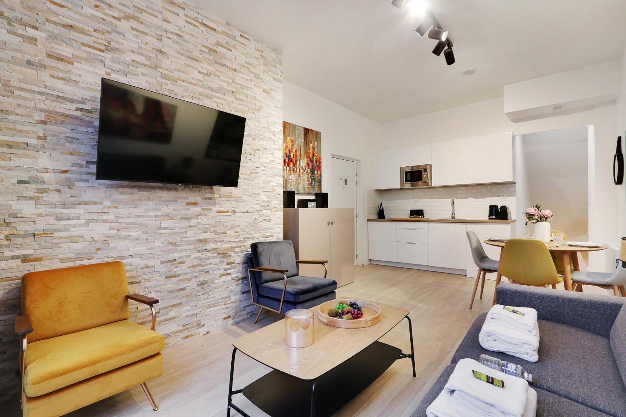 Intimate With Air Conditioner & Jacuzzi 2br 6p Montmartre Apartment Paris