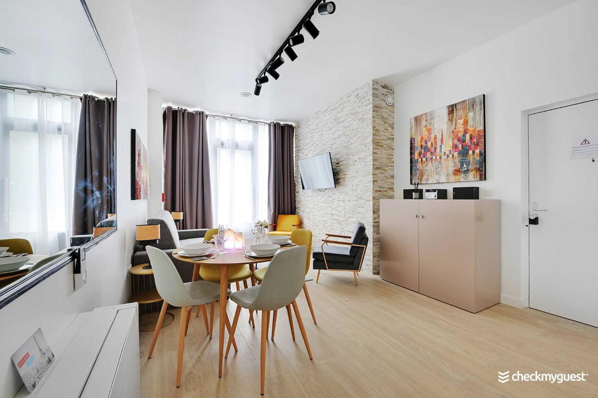 Intimate With Air Conditioner & Jacuzzi 2br 6p Montmartre * Paris
