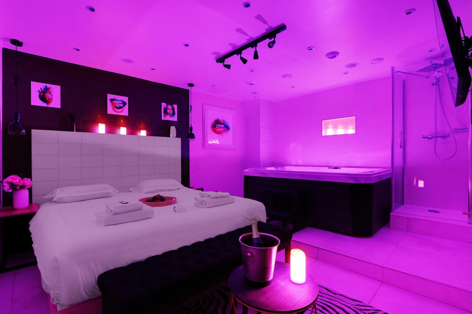 Intimate With Air Conditioner & Jacuzzi 2br 6p Montmartre