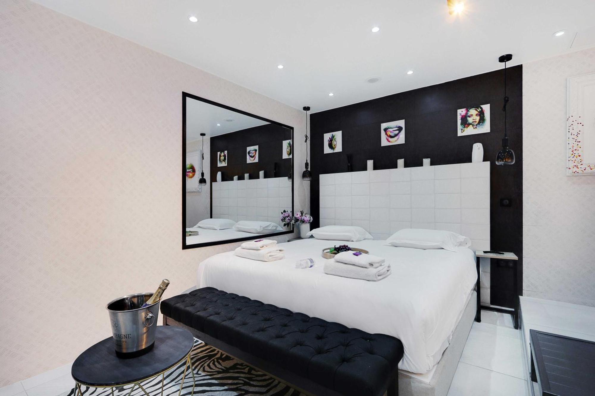 Intimate With Air Conditioner & Jacuzzi 2br 6p Montmartre Apartment *