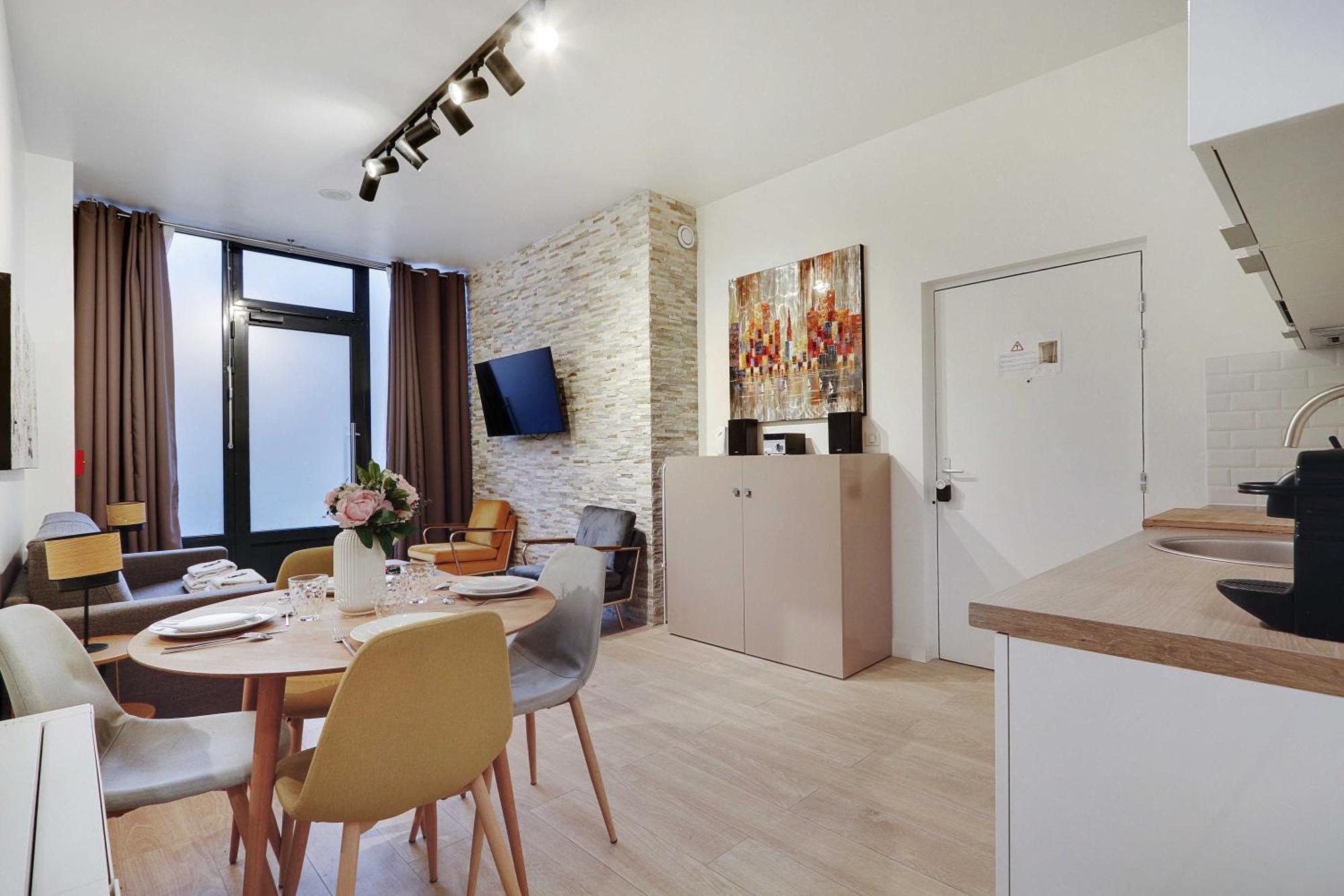 Intimate With Air Conditioner & Jacuzzi 2br 6p Montmartre Apartment Paris