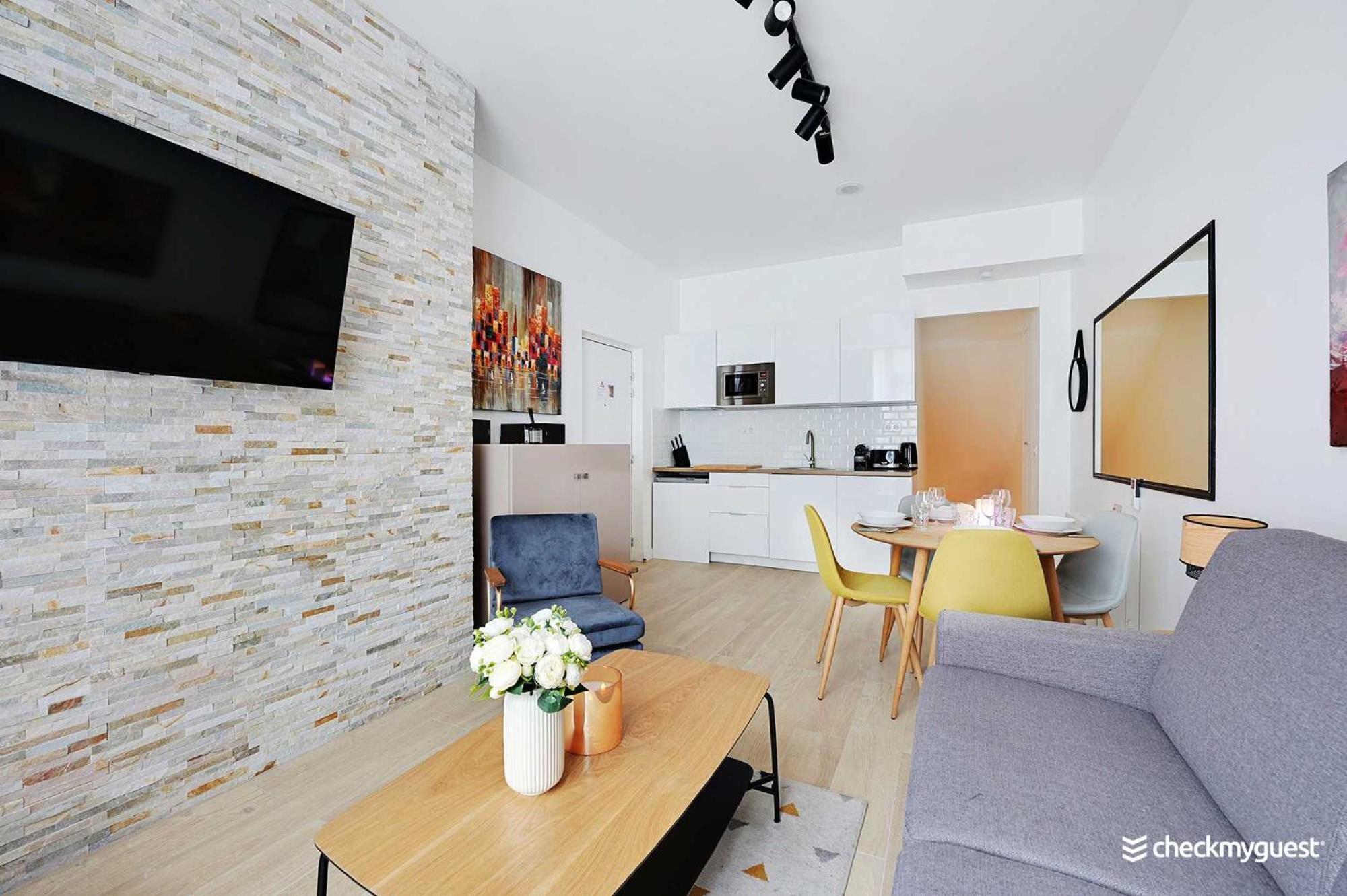 Apartment Intimate With Air Conditioner & Jacuzzi 2br 6p Montmartre *