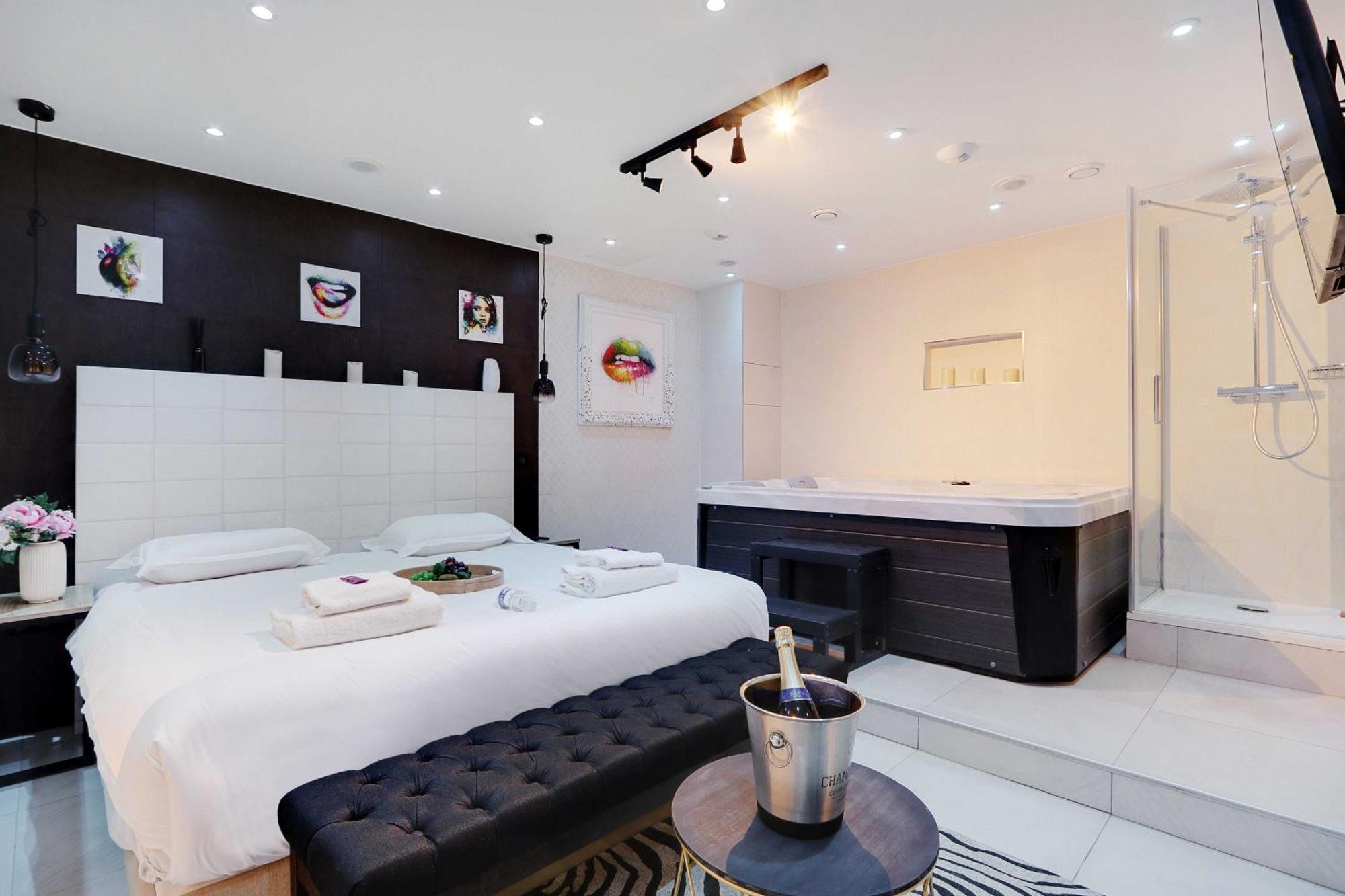 Intimate With Air Conditioner & Jacuzzi 2br 6p Montmartre Apartment