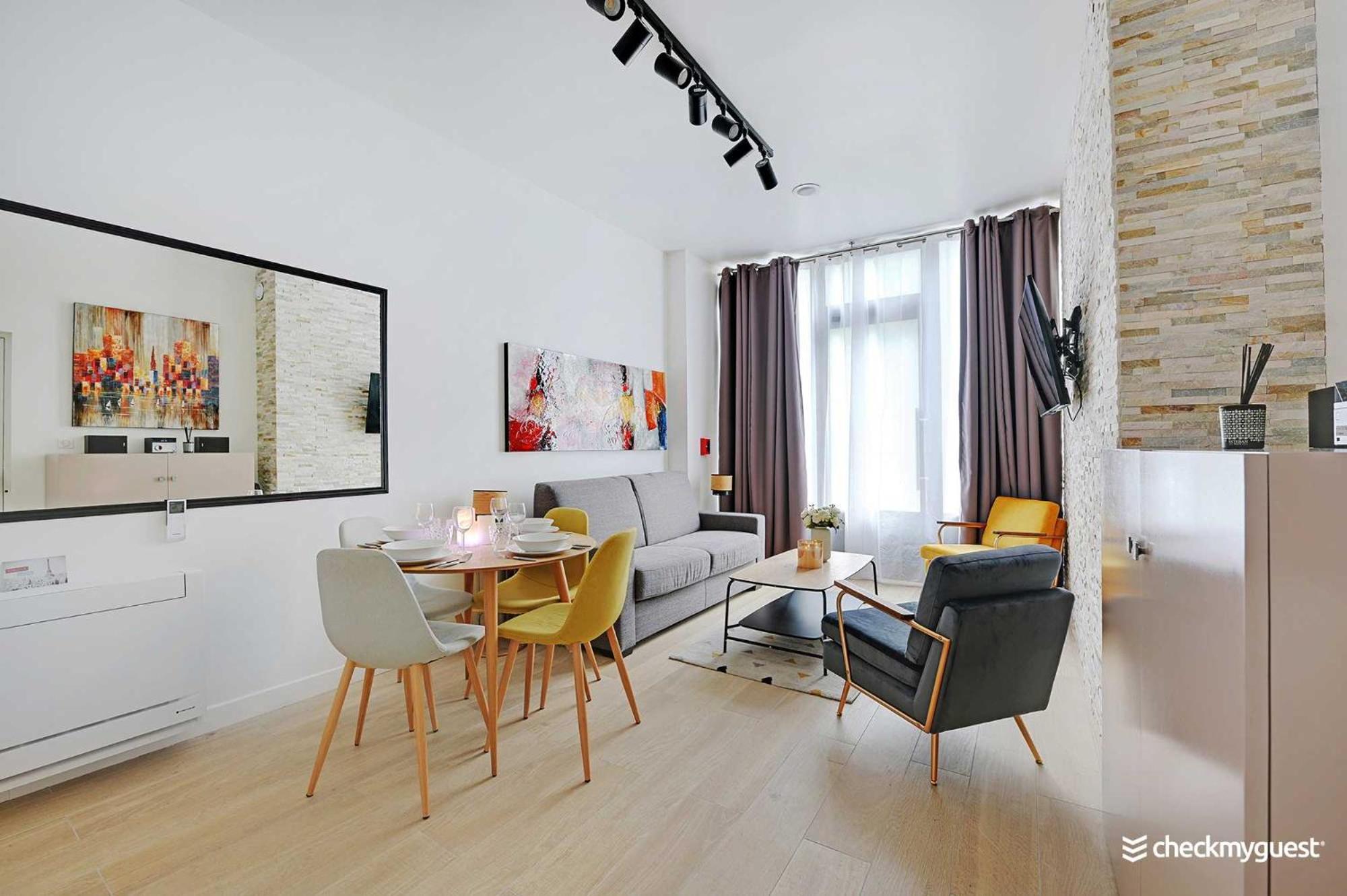Intimate With Air Conditioner & Jacuzzi 2br 6p Montmartre Apartment *