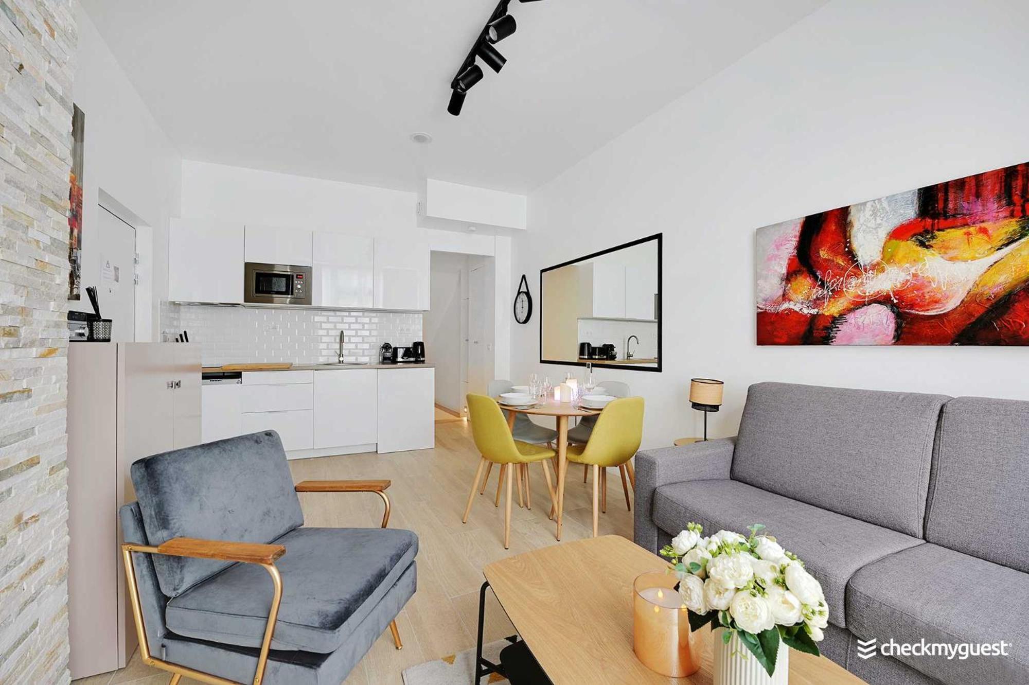 Intimate With Air Conditioner & Jacuzzi 2br 6p Montmartre Apartment