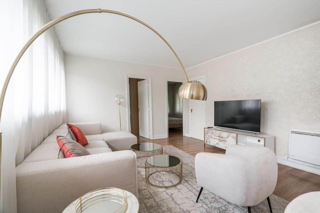 A Refined 2-bedroom Close Avenue Foch Apartment