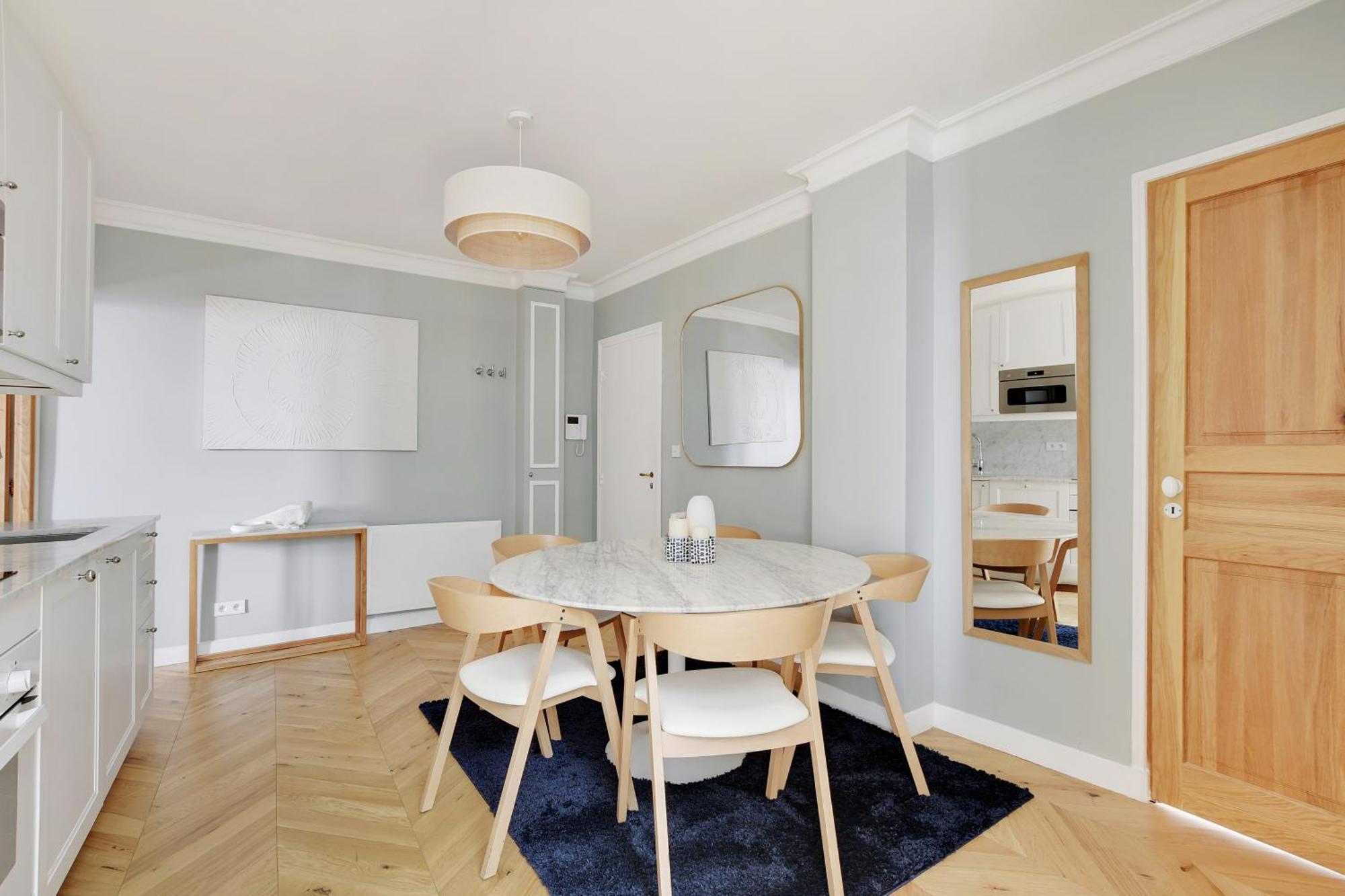 Pick A Flat's In Montmartre - Rue Lepic