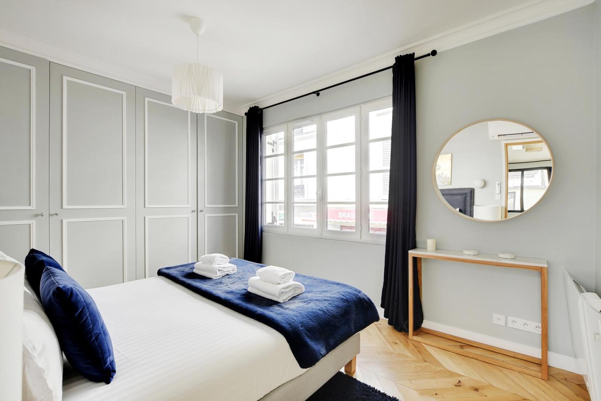Pick A Flat's In Montmartre - Rue Lepic * Paris