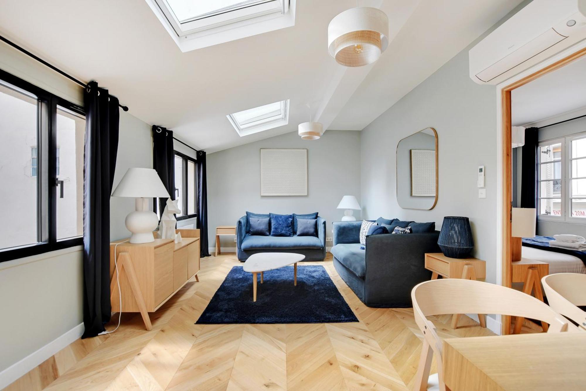Pick A Flat's In Montmartre - Rue Lepic *