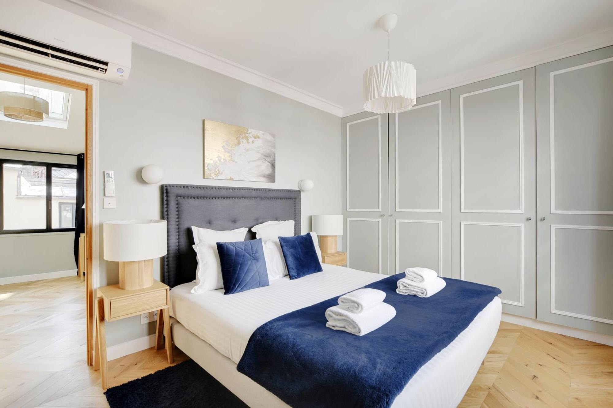 Pick A Flat's In Montmartre - Rue Lepic Paris