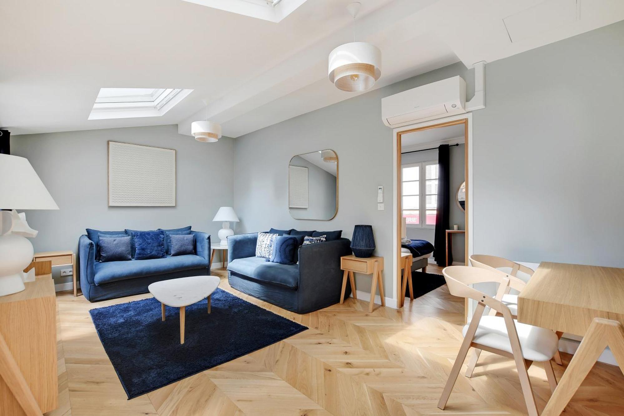 Pick A Flat's In Montmartre - Rue Lepic * Paris