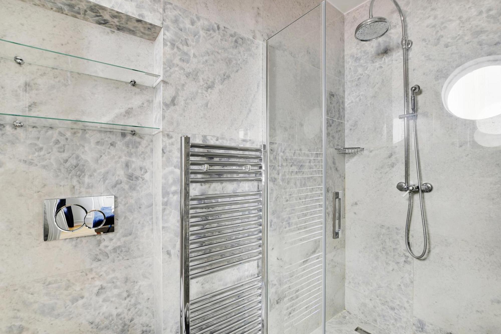 Pick A Flat's In Montmartre - Rue Lepic *