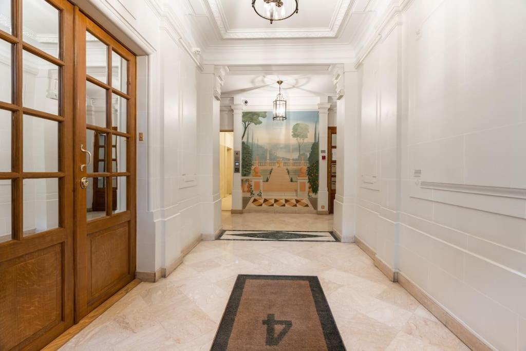 Luxe Montaigne Apartment Paris