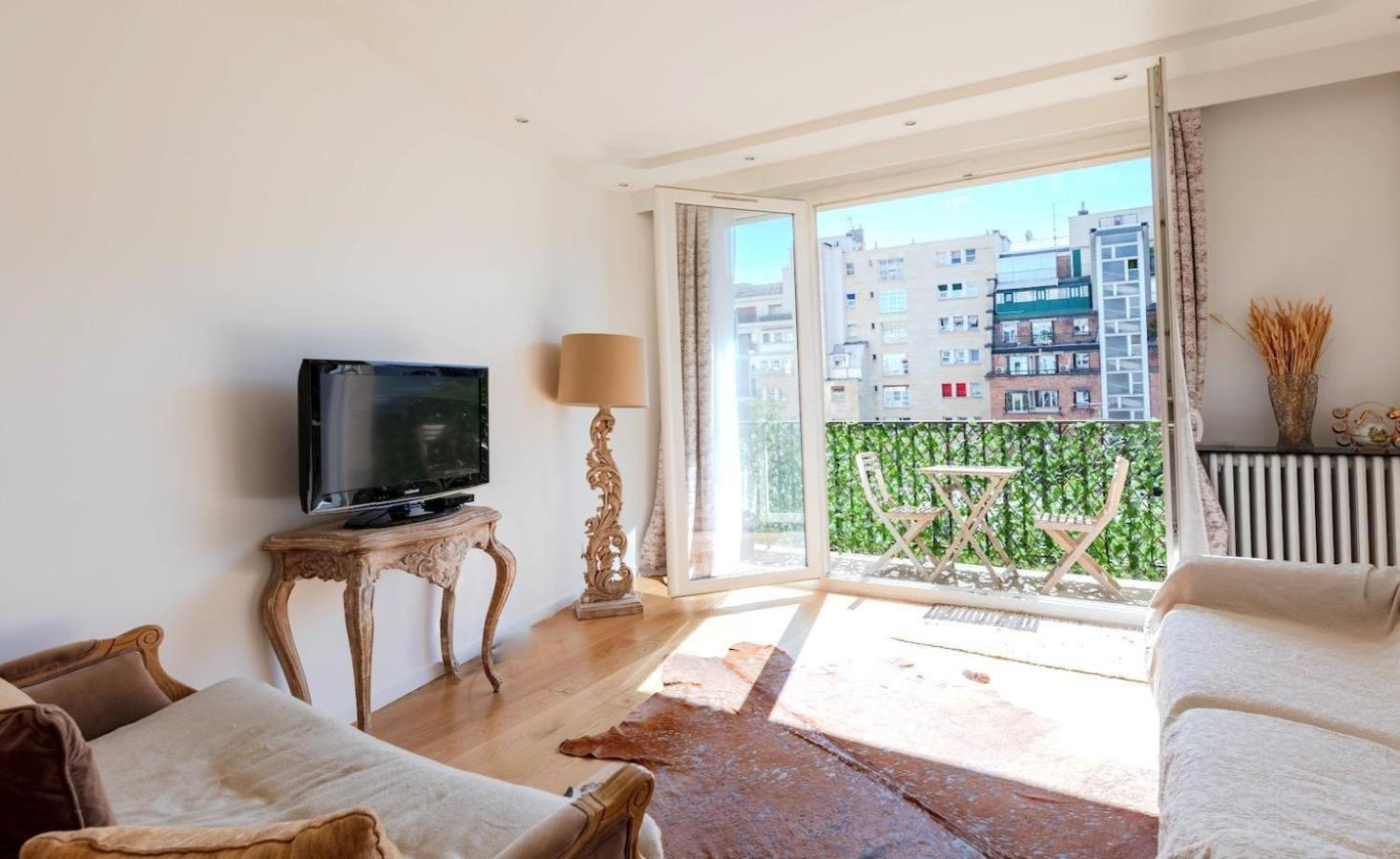 16th 2 Bedrooms Near Eiffel Tower Renovated Balcony 2-4 Person Apartment Paris