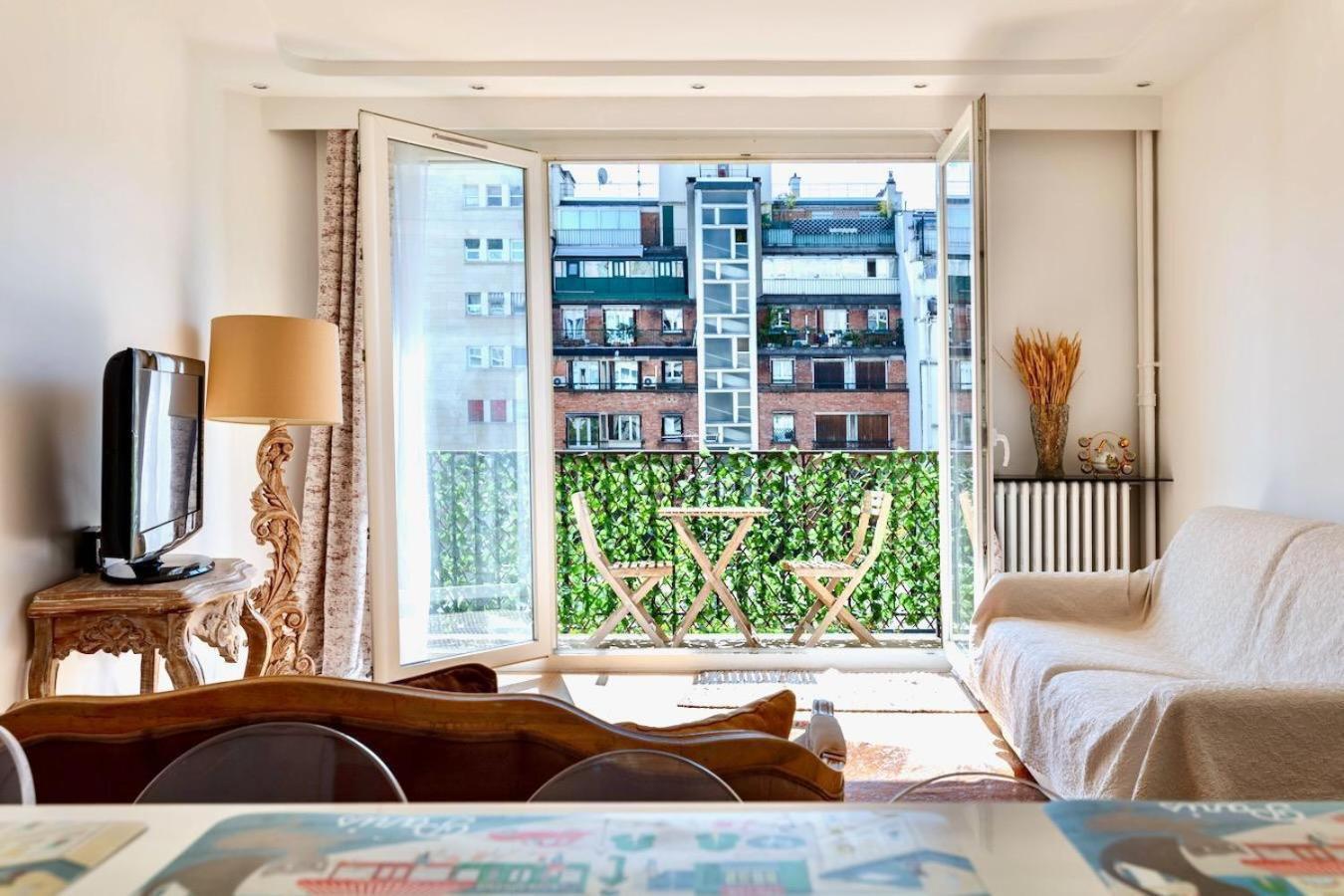 Apartment 16th 2 Bedrooms Near Eiffel Tower Renovated Balcony 2-4 Person