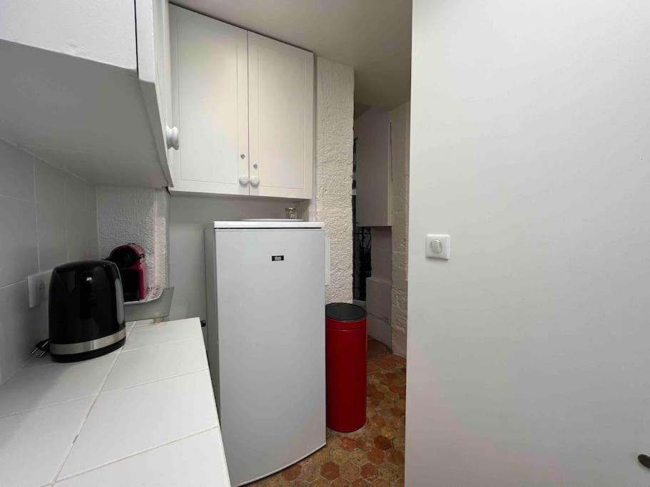 Apartment Atypical Flat - Place Des Vosges - 4 People Paris