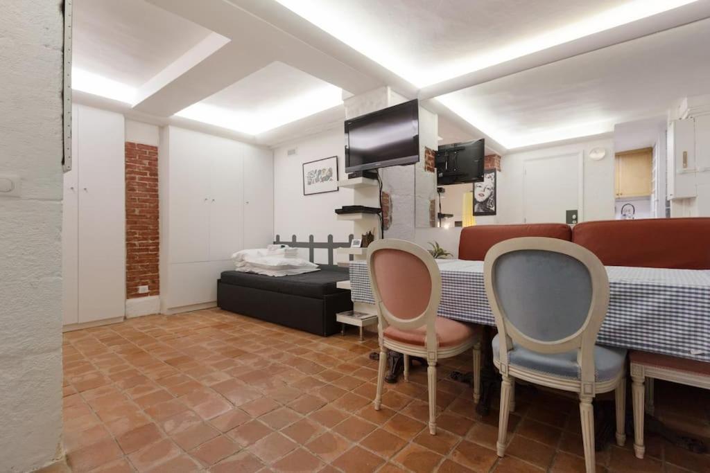 Apartment Atypical Flat - Place Des Vosges - 4 People Paris