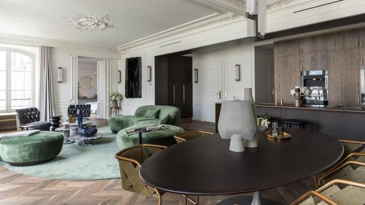 Apartment Luxury Montaigne Paris