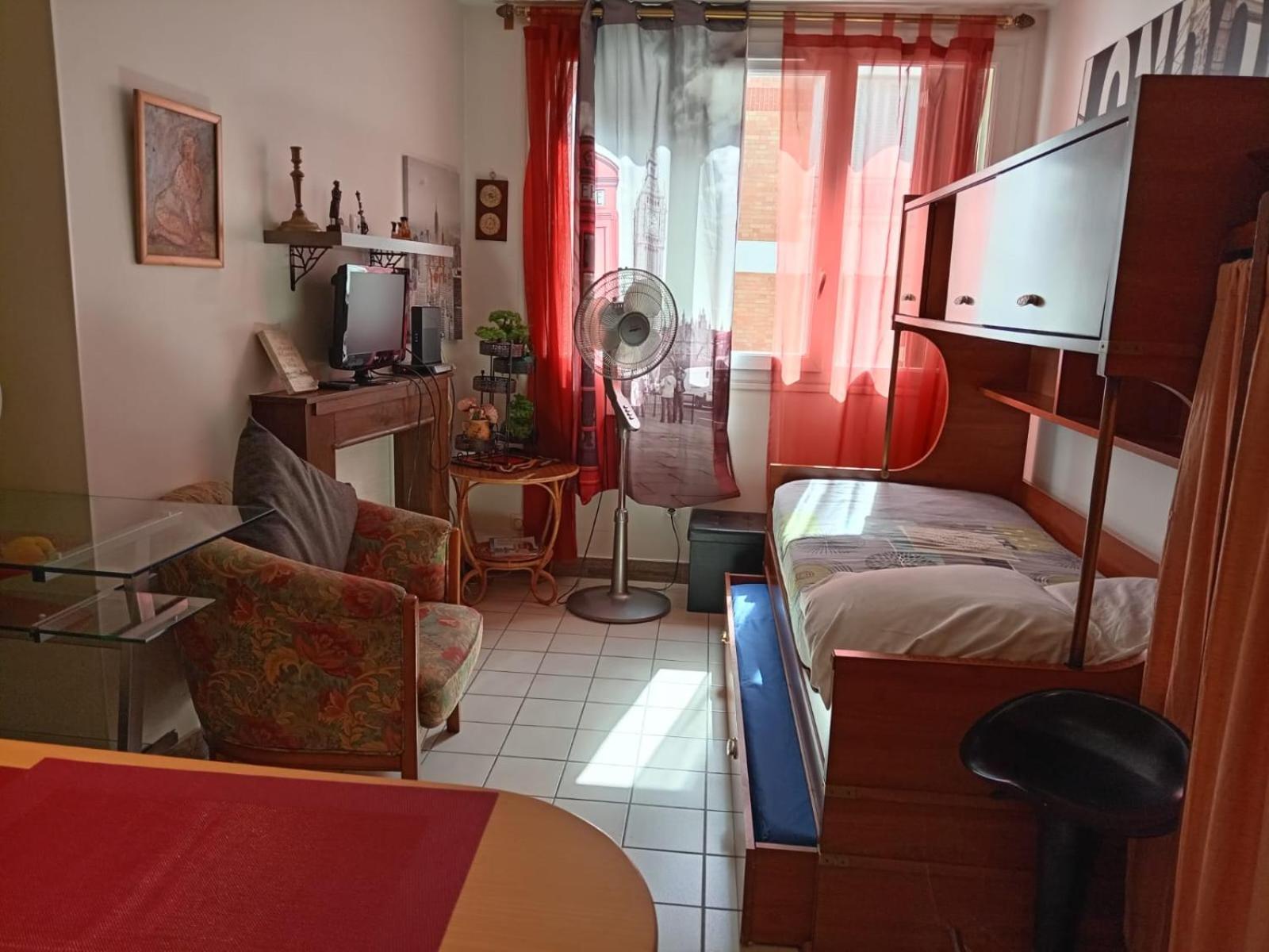 Apartment Pigalle Montmartre De 25 M2 - 2 Minutes De La Station Metro Pigalle - 2 Lits Simples Type Gigogne Pour 2 Personnes - Quartier Hypertouristique - Cabaret Moulin Rouge A 200 M, Cafe Aux Noctambules ,cabaret Chez Michou-restaurants-saunas *
