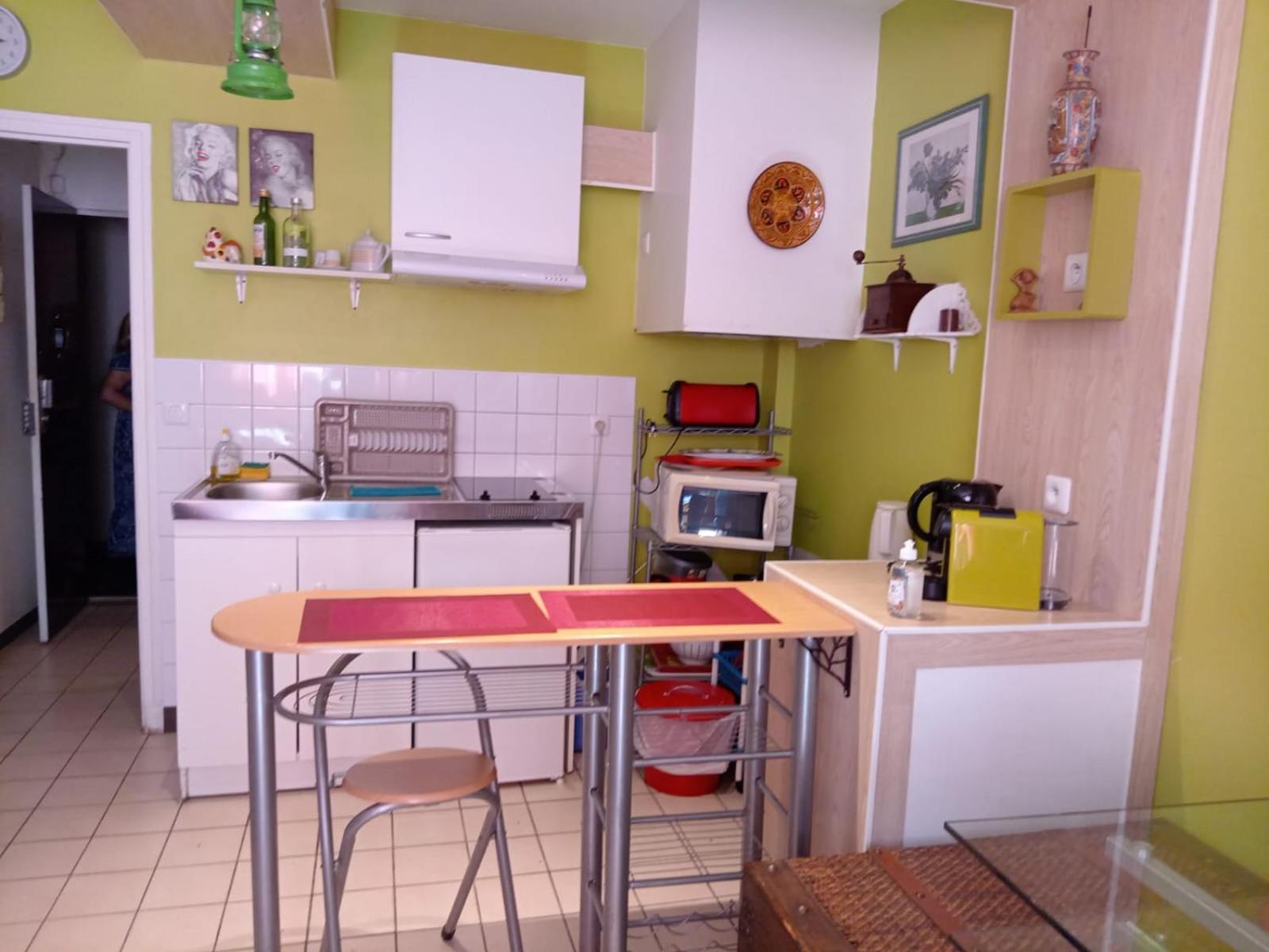 Pigalle Montmartre De 25 M2 - 2 Minutes De La Station Metro Pigalle - 2 Lits Simples Type Gigogne Pour 2 Personnes - Quartier Hypertouristique - Cabaret Moulin Rouge A 200 M, Cafe Aux Noctambules ,cabaret Chez Michou-restaurants-saunas Apartment Paris