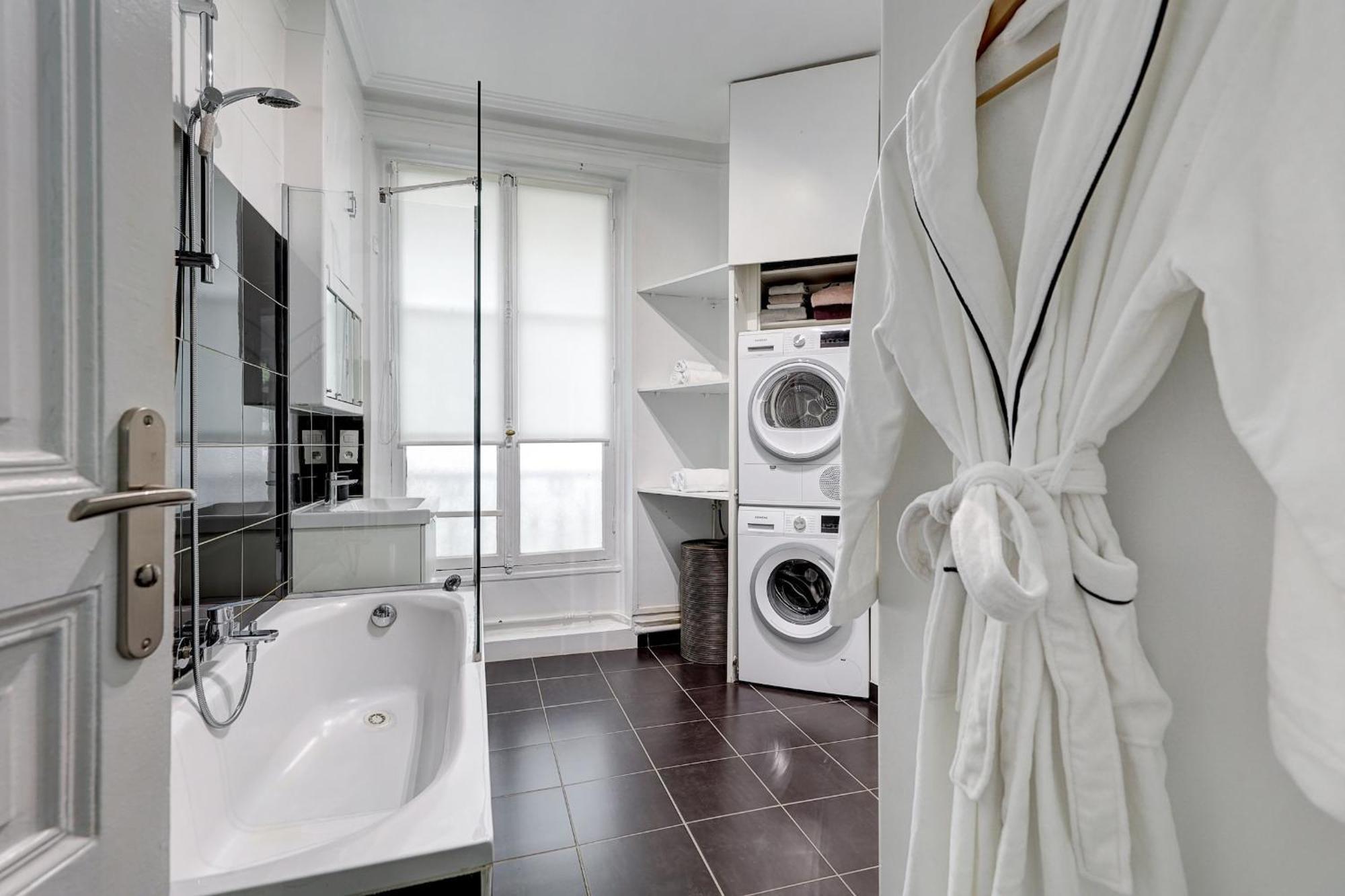 Eiffel Tower & Champ De Mars - 2br - Cityapartmentstay Apartment *