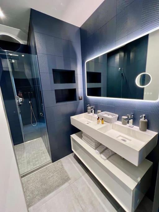 Very Bright Newly Renovated With Ac Apartment Paris