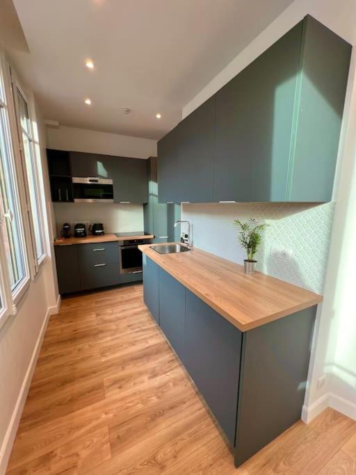 Very Bright Newly Renovated With Ac Apartment